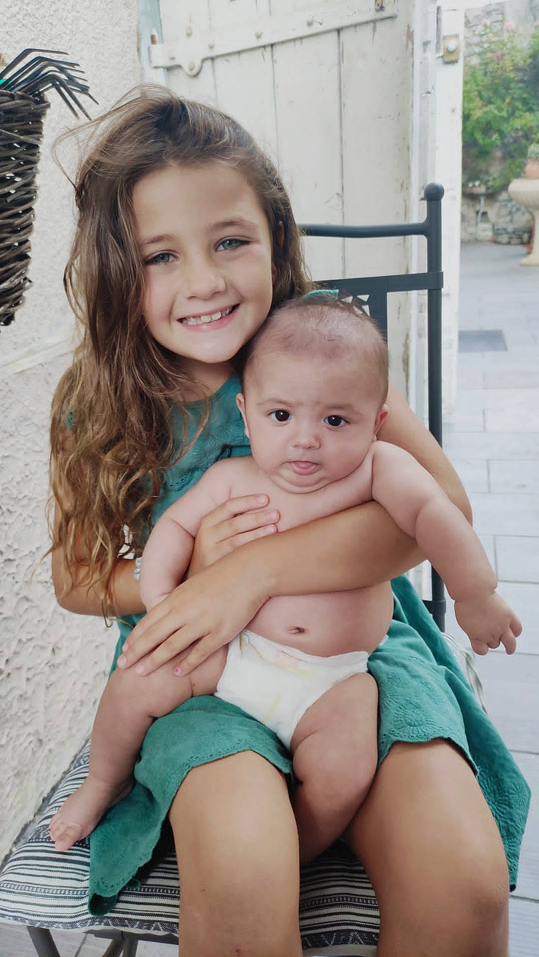 Maria Teresa participe au concours pour gagner de l'argent avec cette photo : baby, chest, eye, face, facial_expression, fun, grass, hair, hairstyle, happy, head, joy, leg, leisure, organ, person, plant, skin, smile, thigh
