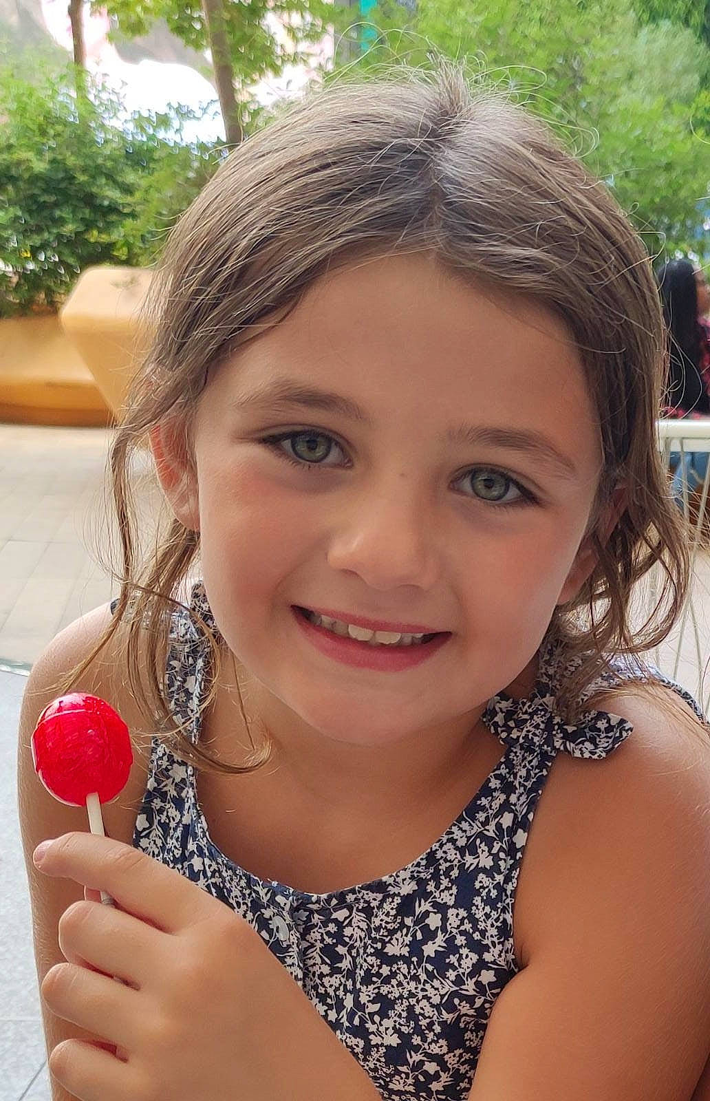 Maria Teresa participe au concours pour gagner de l'argent avec cette photo : beauty, brown_hair, chest, event, fashion_accessory, food, fruit, fun, gesture, grass, happy, jewellery, joy, leisure, lip, nail, person, plant, rose, skin