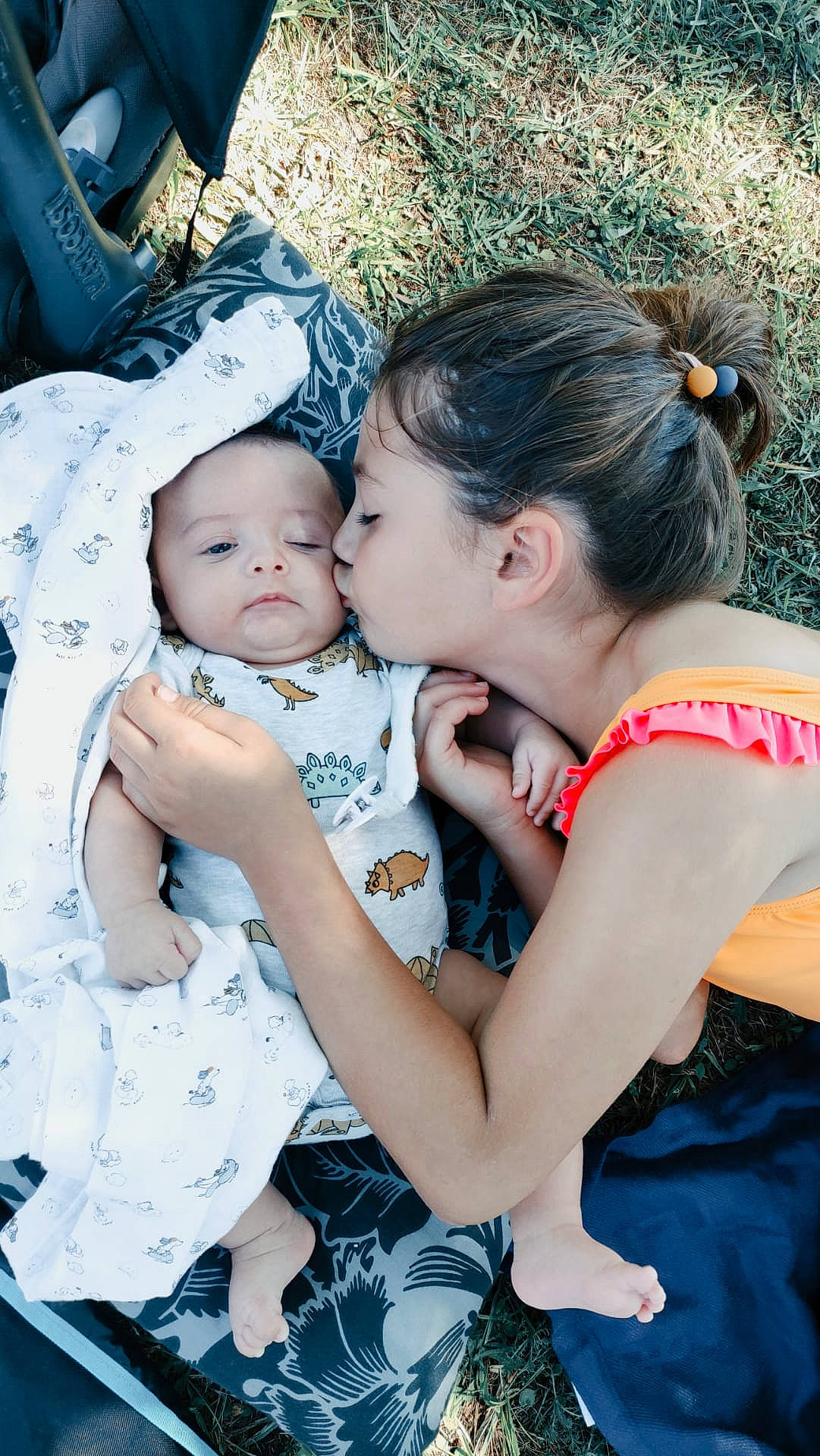 Maria Teresa a rejoint le concours — aidez-le/la à gagner de superbes lots ! baby, child, event, flash_photography, fun, gesture, grass, hairstyle, hand, happy, hat, human, interaction, jewellery, people_in_nature, person, plant, sitting, skin, toddler