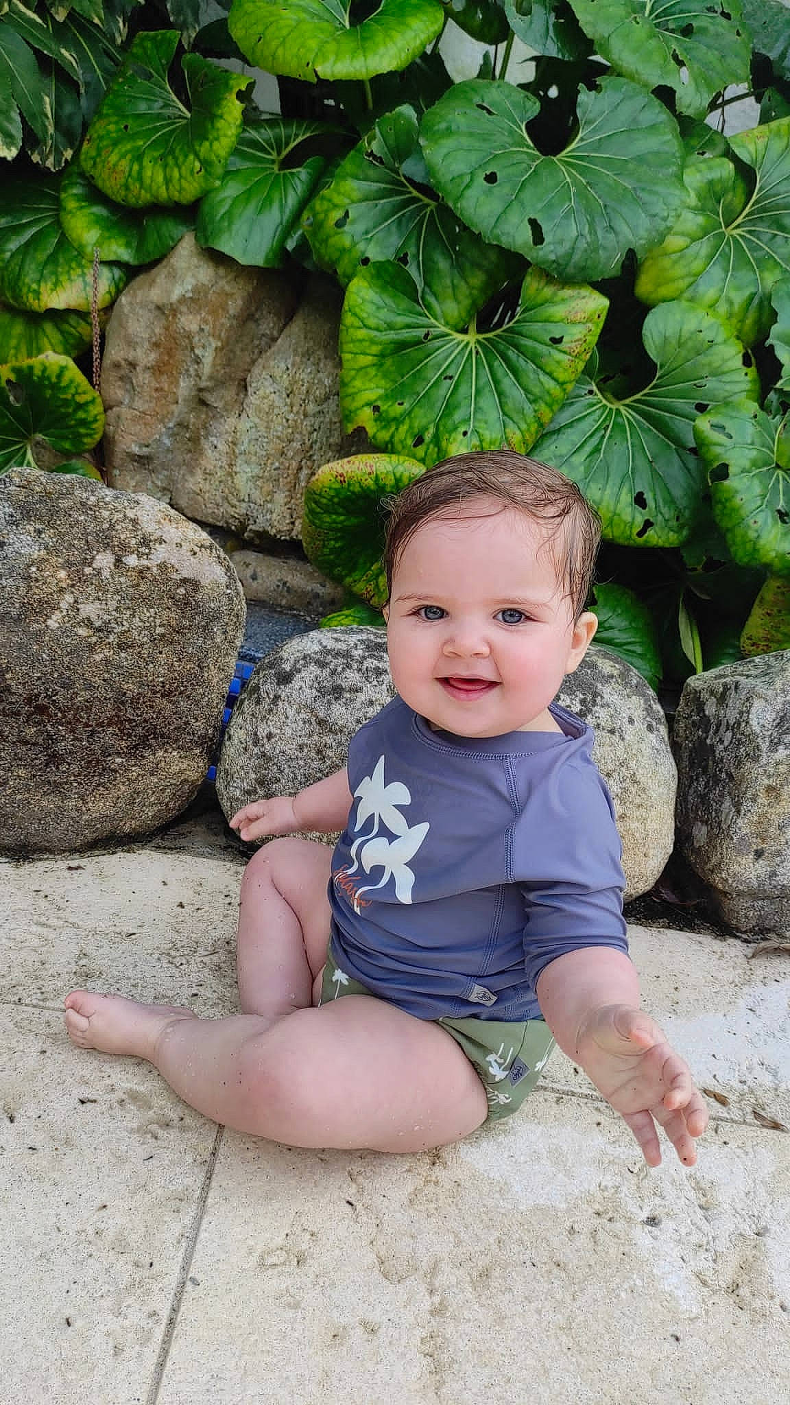 Violeta participe au concours pour gagner de l'argent avec cette photo : baby, baby_toddler_clothing, child, flash_photography, foot, garden, grass, green, happy, joy, leaf, leisure, people_in_nature, person, plant, rock, sitting, smile, spring, toddler