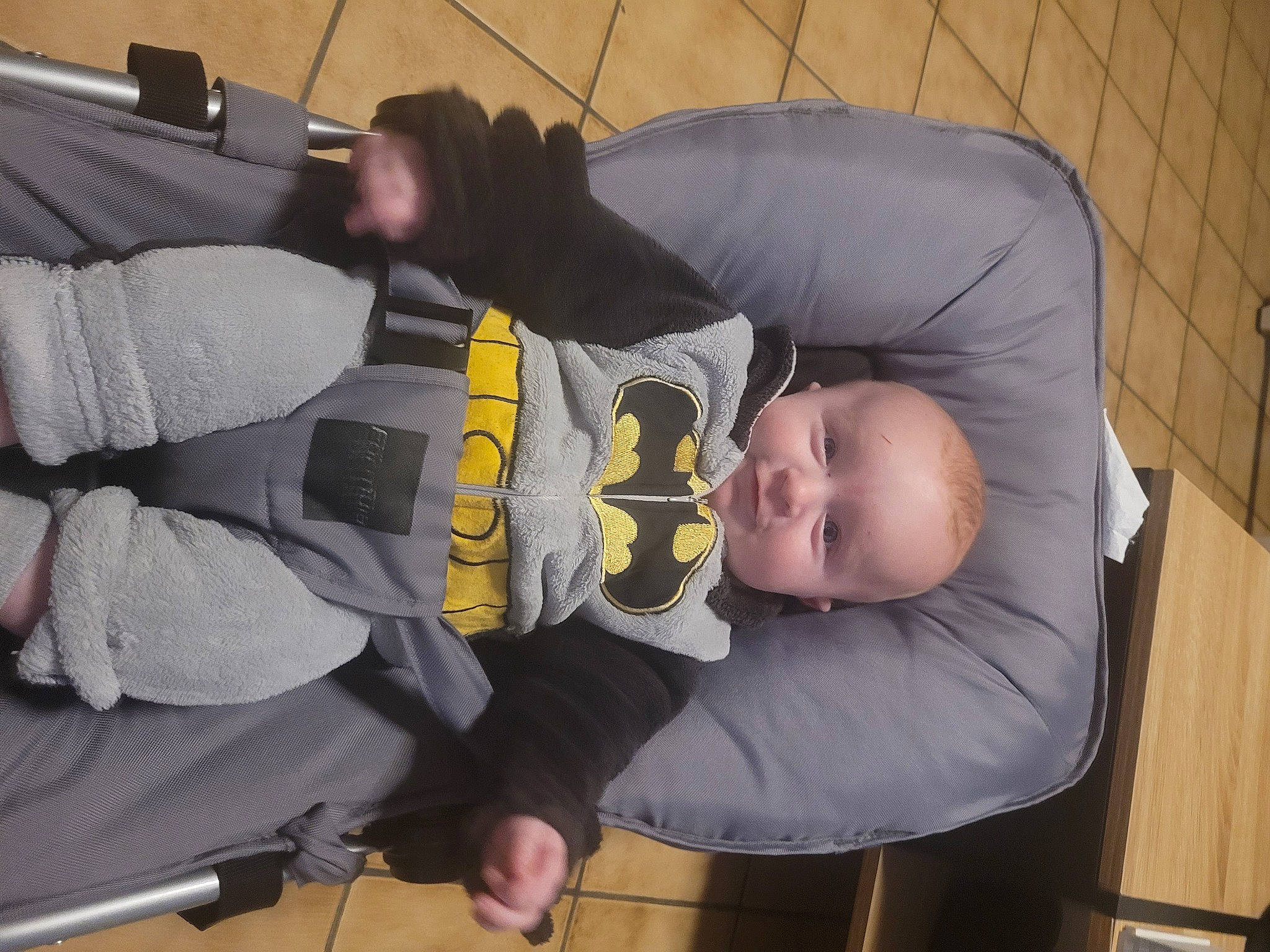 Robin participe au concours pour gagner de l'argent avec cette photo : baby, baby_carriage, baby_products, baby_safety, baby_toddler_clothing, bag, car_seat, child, comfort, flooring, fun, knee, lap, luggage_and_bags, person, product, room, sitting, thigh, toddler