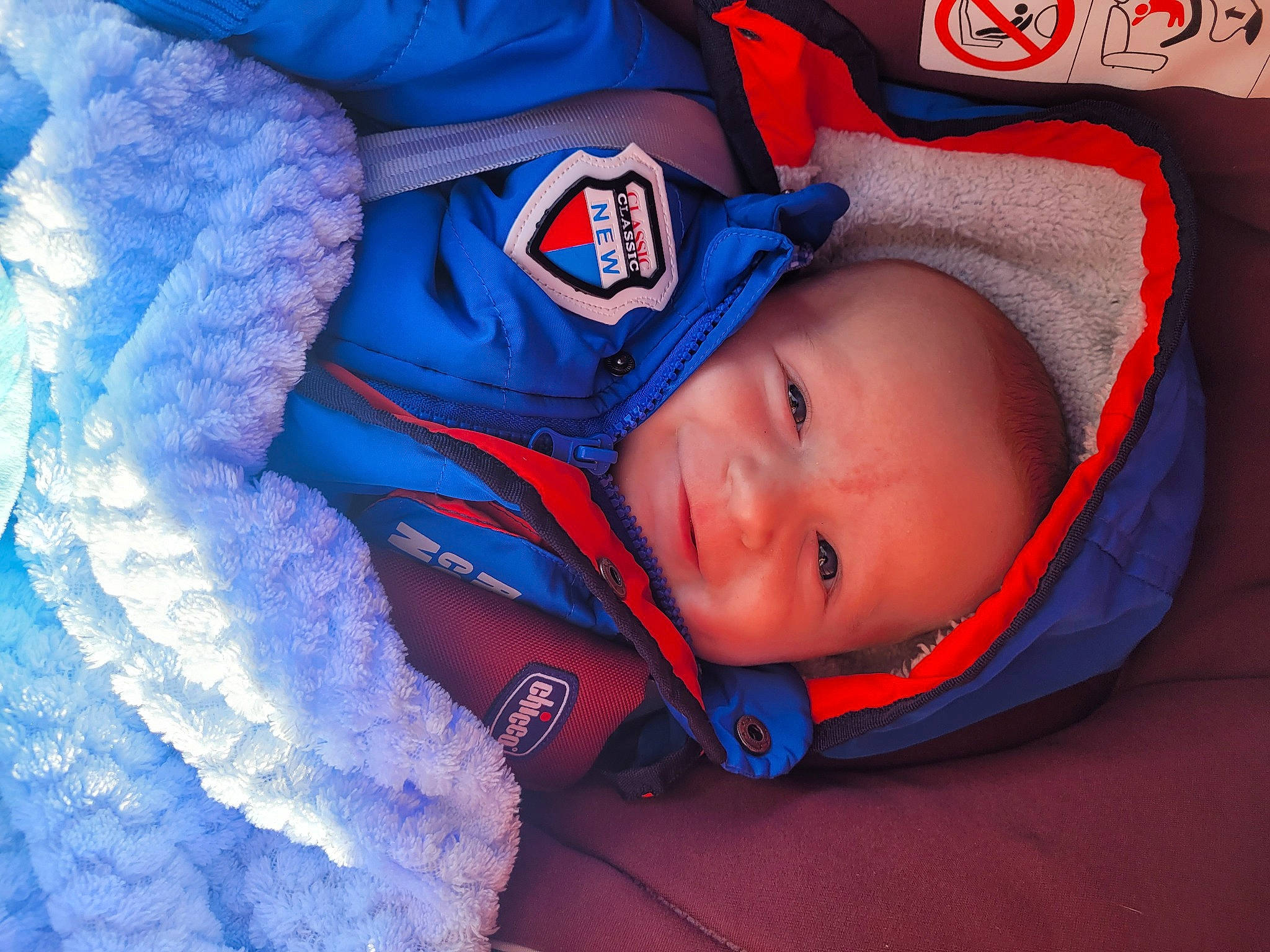 Robin a rejoint le concours — aidez-le/la à gagner de superbes lots ! baby, baby_products, baby_toddler_clothing, blue, carmine, cheek, child, comfort, electric_blue, fashion_accessory, fun, happy, headgear, magenta, nose, pattern, person, portrait_photography, textile, toddler