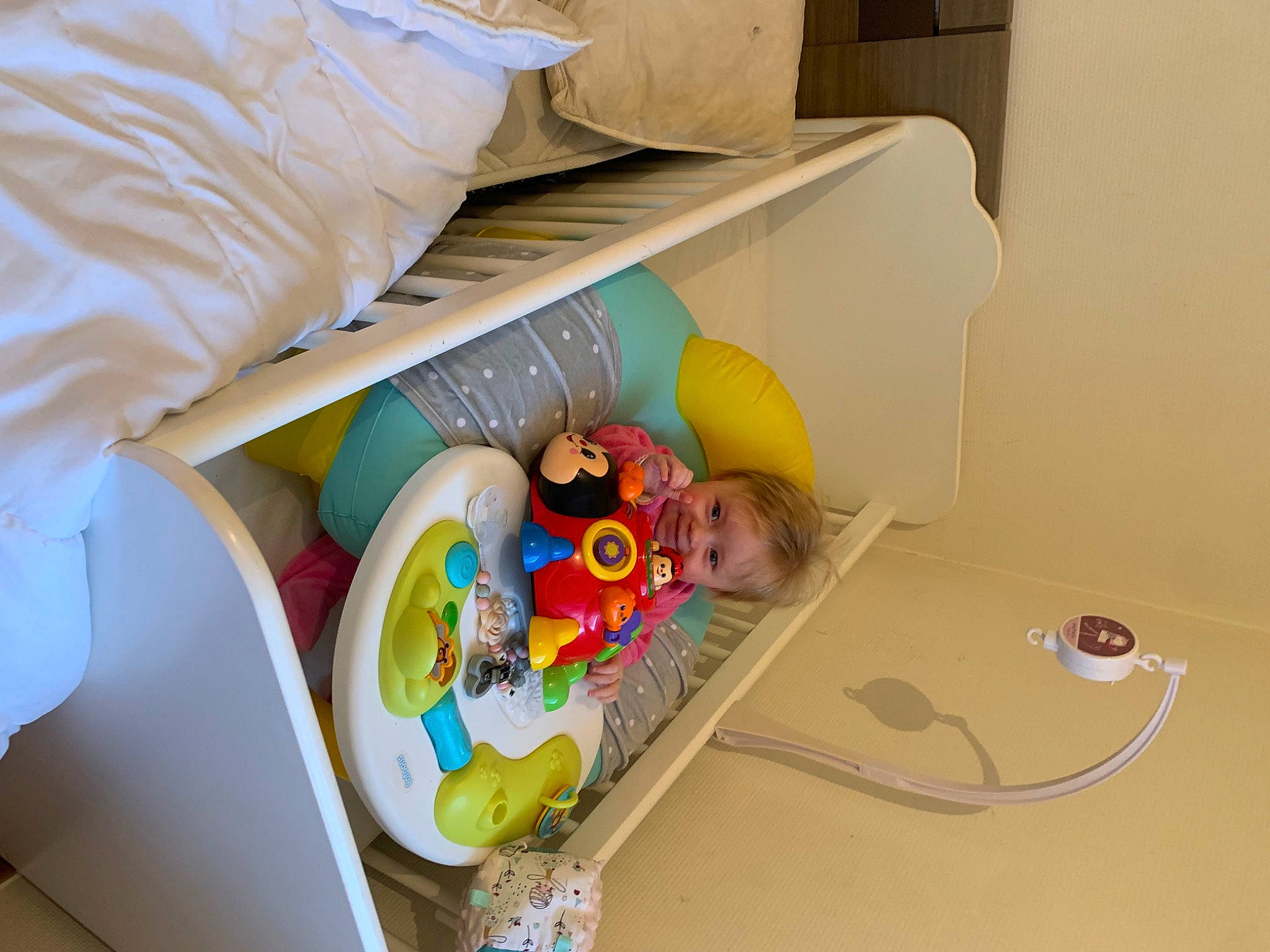 Mya participe au concours pour gagner de l'argent avec cette photo : baby, baby_products, baby_safety, baby_toys, bathing, bed, child, comfort, flooring, infant_bed, laundry_room, linens, major_appliance, person, plastic, play, product, room, smile, toddler