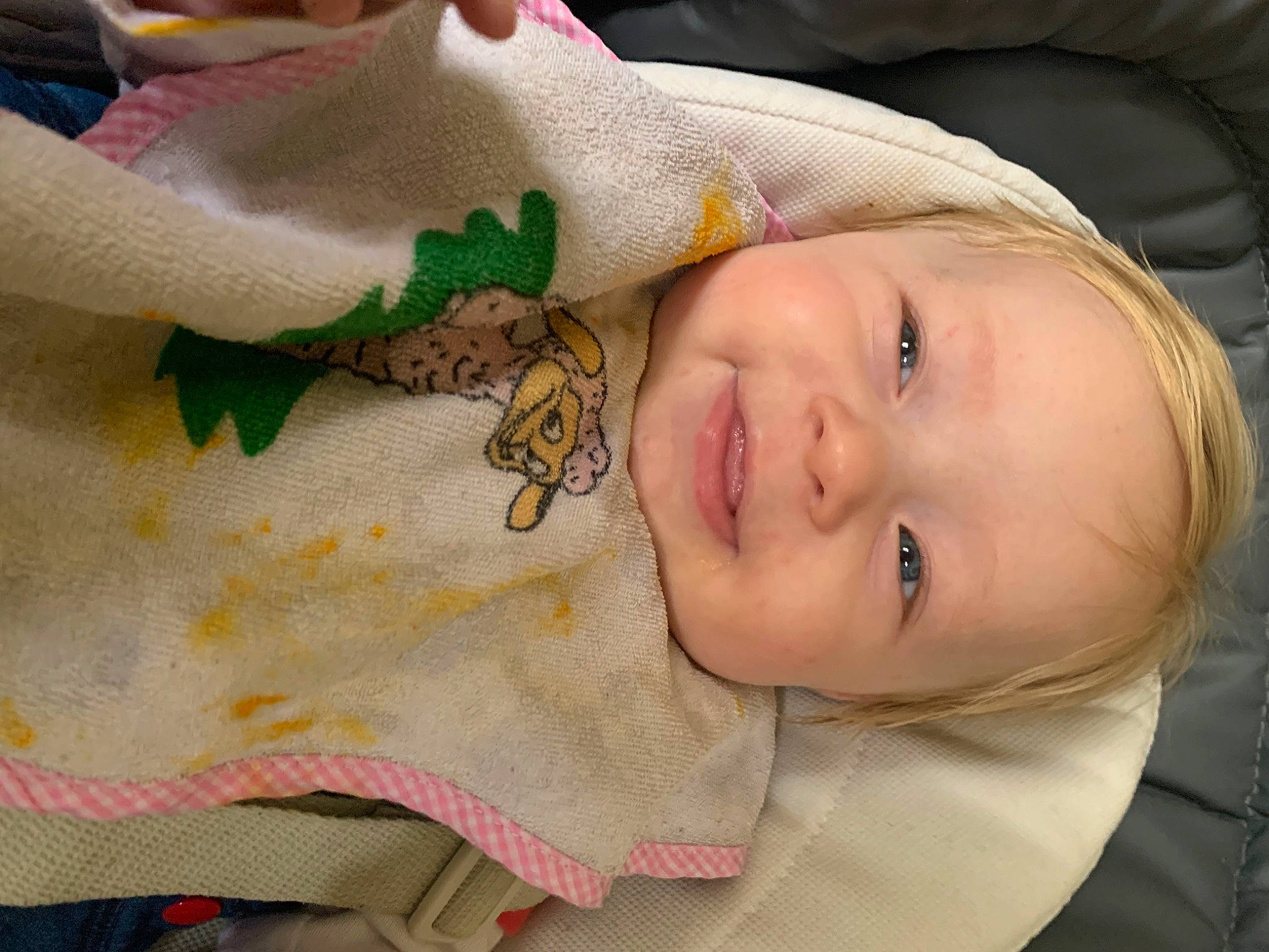 Mya a rejoint le concours — aidez-le/la à gagner de superbes lots ! baby, baby_toddler_clothing, child, close_up, comfort, dress, happy, linens, lip, mammal, nail, nose, pattern, person, skin, sleeve, smile, textile, toddler, wood