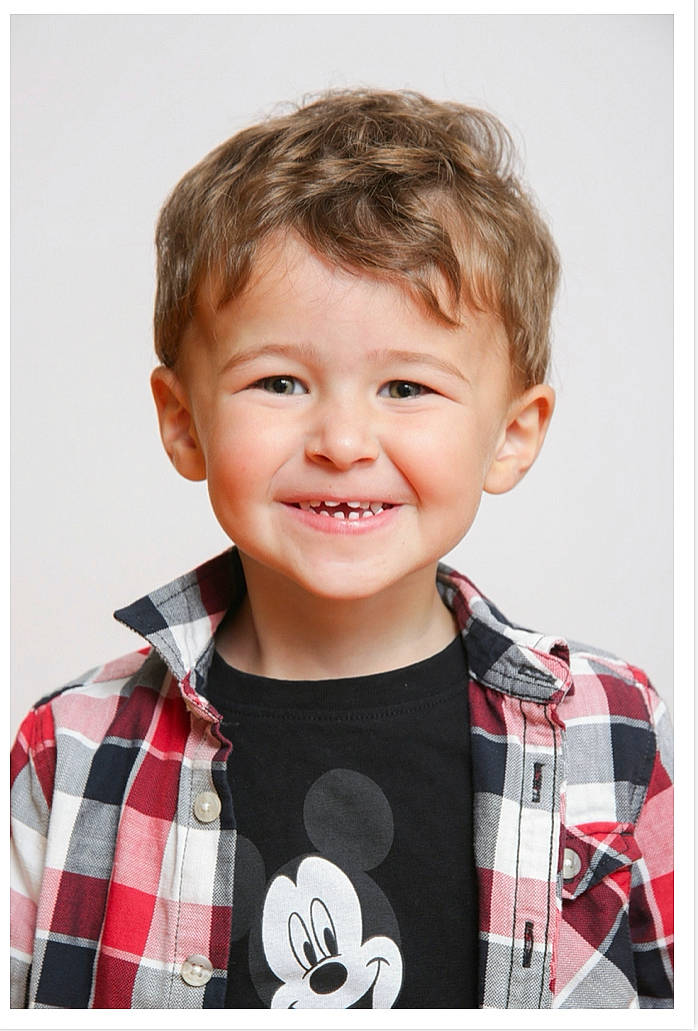 Natéo participe au concours pour gagner de l'argent avec cette photo : baby_toddler_clothing, cheek, collar, design, electric_blue, face, flash_photography, happy, head, joy, neck, outerwear, pattern, person, plaid, sleeve, smile, street_fashion, t_shirt, tartan