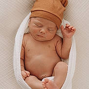 Pablo a rejoint le concours — aidez-le/la à gagner de superbes lots ! newborn, baby, sleeping, hat, brown_hat, bear_ears, blanket, wrapped, skin, feet, hand, infant, cute, soft_texture, cozy, portrait, indoors, rest, peaceful, child