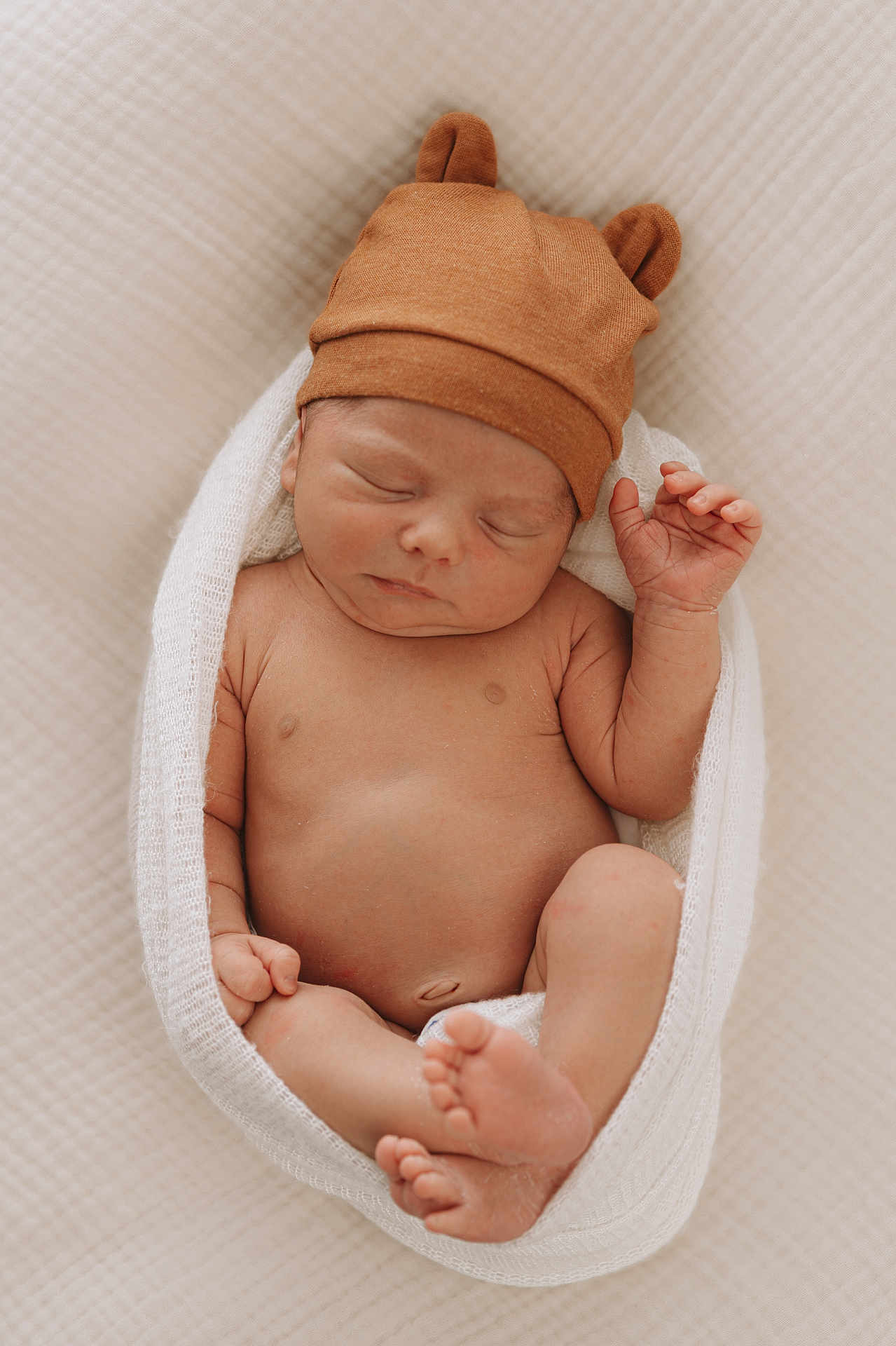 Pablo a rejoint le concours — aidez-le/la à gagner de superbes lots ! newborn, baby, sleeping, hat, brown_hat, bear_ears, blanket, wrapped, skin, feet, hand, infant, cute, soft_texture, cozy, portrait, indoors, rest, peaceful, child
