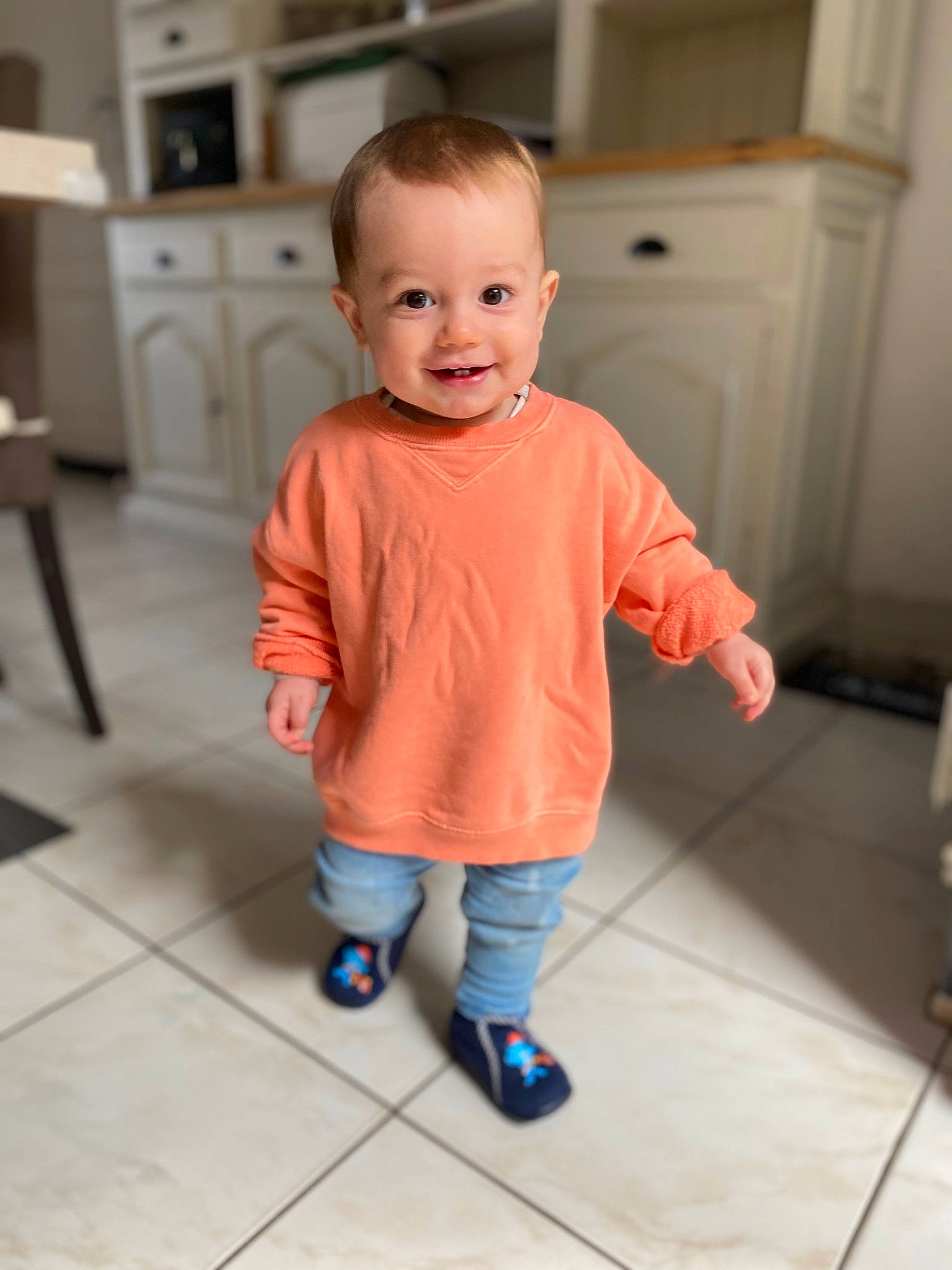 Mateo a rejoint le concours — aidez-le/la à gagner de superbes lots ! baby, baby_toddler_clothing, cabinetry, cheek, child, door, eye, face, floor, flooring, hardwood, human_leg, joy, kitchen_appliance, knee, person, room, sleeve, smile, toddler