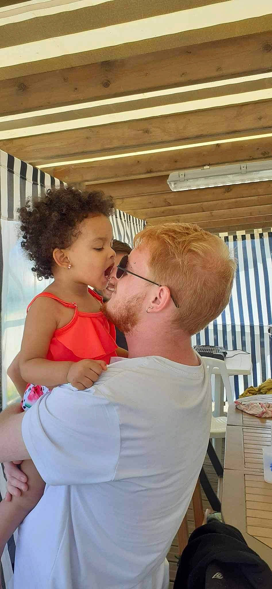 Yüna a rejoint le concours — aidez-le/la à gagner de superbes lots ! baby, chair, child, event, eyewear, fun, gesture, glasses, happy, hug, kiss, leisure, love, person, romance, shoulder, sitting, sunglasses, t_shirt, toddler