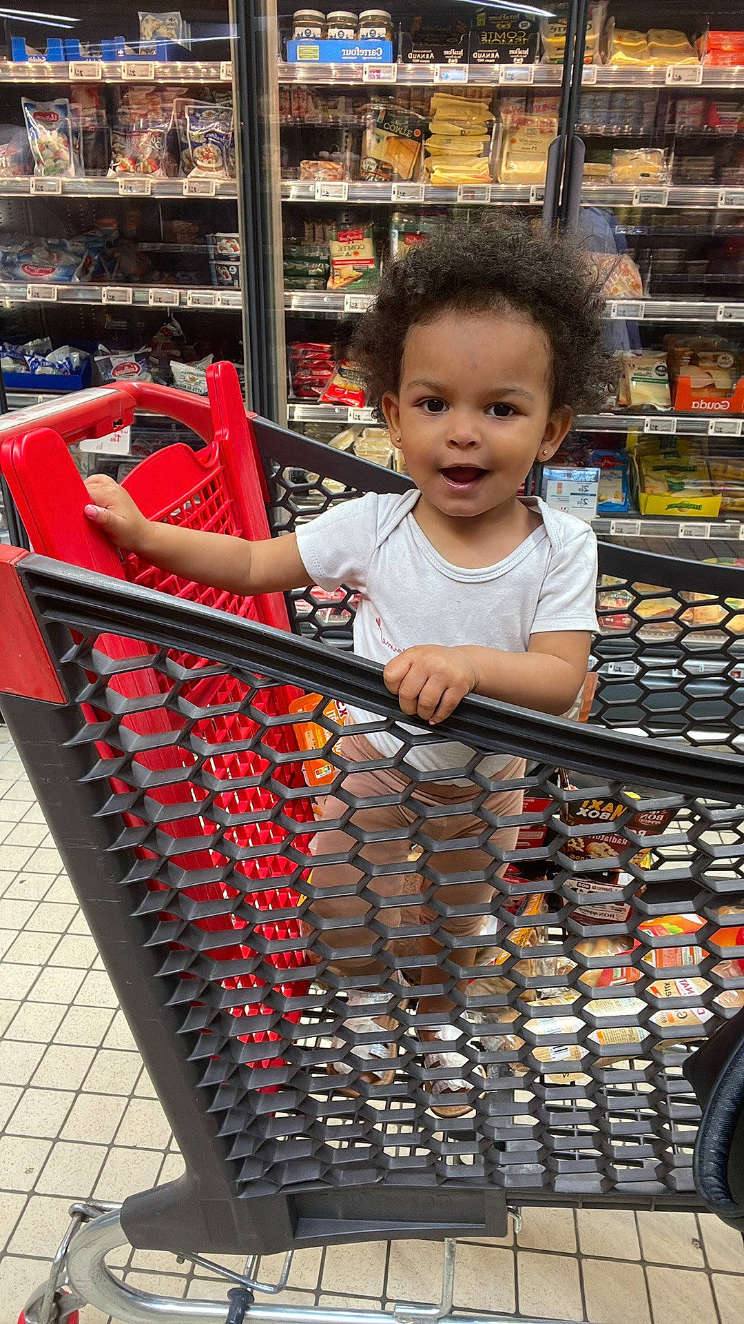 Yüna a rejoint le concours — aidez-le/la à gagner de superbes lots ! cart, child, convenience_store, customer, fun, happy, human, joy, pattern, person, product, retail, service, shelf, shopping, shopping_cart, smile, snapshot, standing, tire