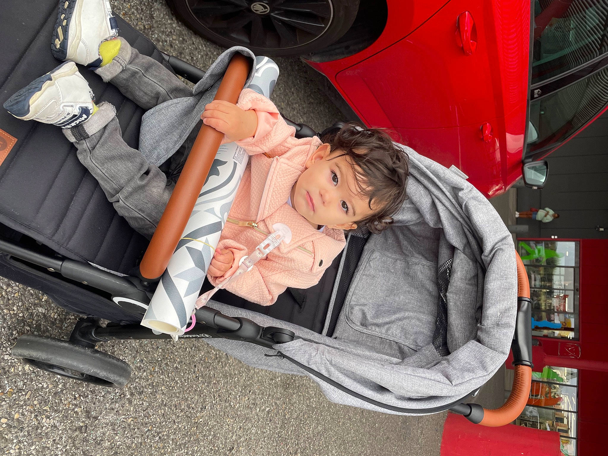Elvira a rejoint le concours — aidez-le/la à gagner de superbes lots ! auto_part, automotive_design, automotive_exterior, automotive_lighting, automotive_tire, baby_carriage, baby_products, bag, car_seat, comfort, family_car, fender, lap, luggage_and_bags, motor_vehicle, person, service, tire, toddler, vehicle_door
