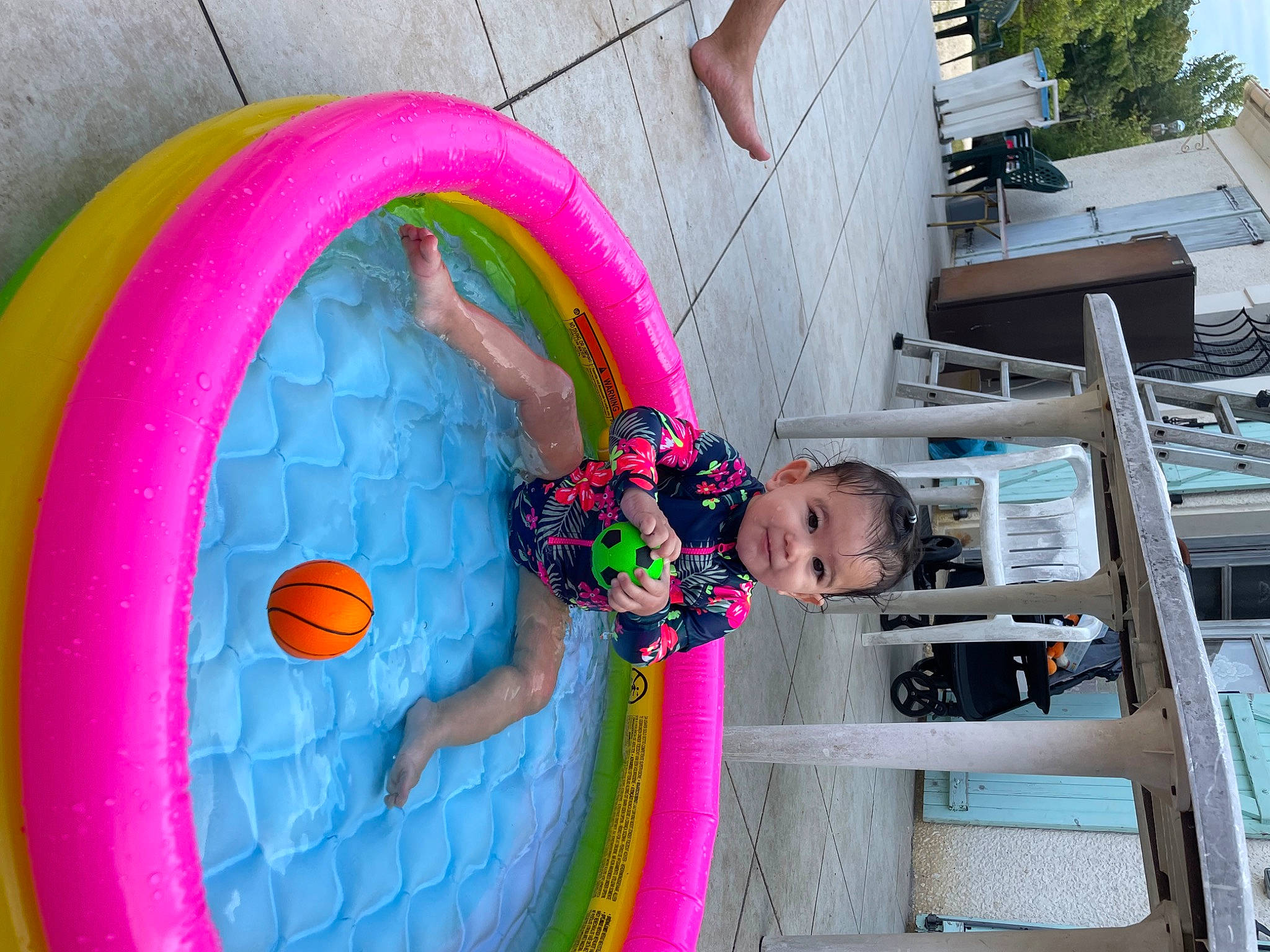 Elvira a rejoint le concours — aidez-le/la à gagner de superbes lots ! baby_toddler_clothing, child, circle, fun, inflatable, joy, leisure, magenta, party_supply, person, pink, play, public_space, recreation, sports_toy, toddler, toy, tree, vacation, water