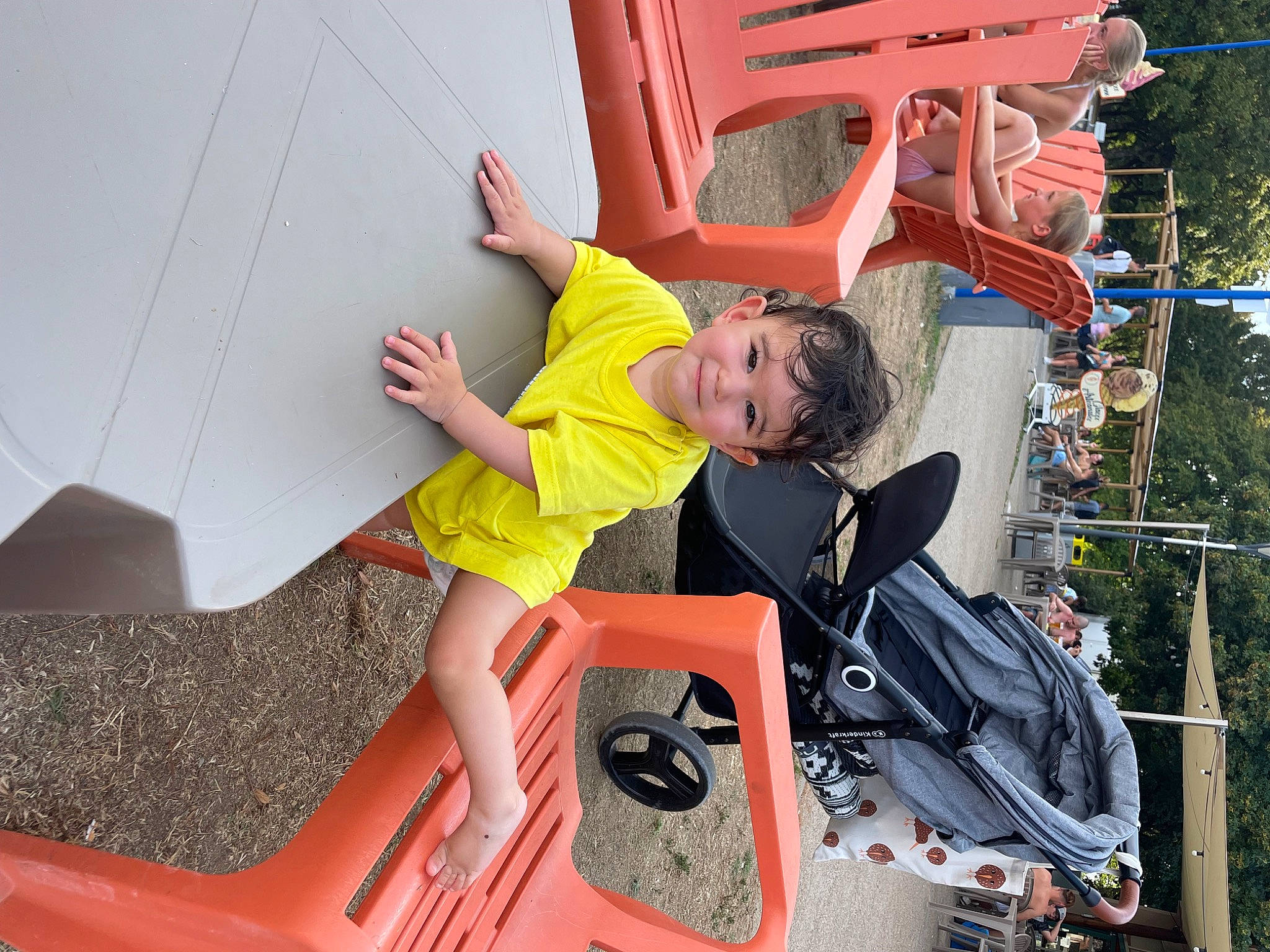 Elvira a rejoint le concours — aidez-le/la à gagner de superbes lots ! automotive_design, automotive_exterior, automotive_tire, bumper, child, fun, grass, human_leg, joy, leisure, motor_vehicle, person, play, recreation, sandal, shorts, t_shirt, tire, toddler, vehicle_door