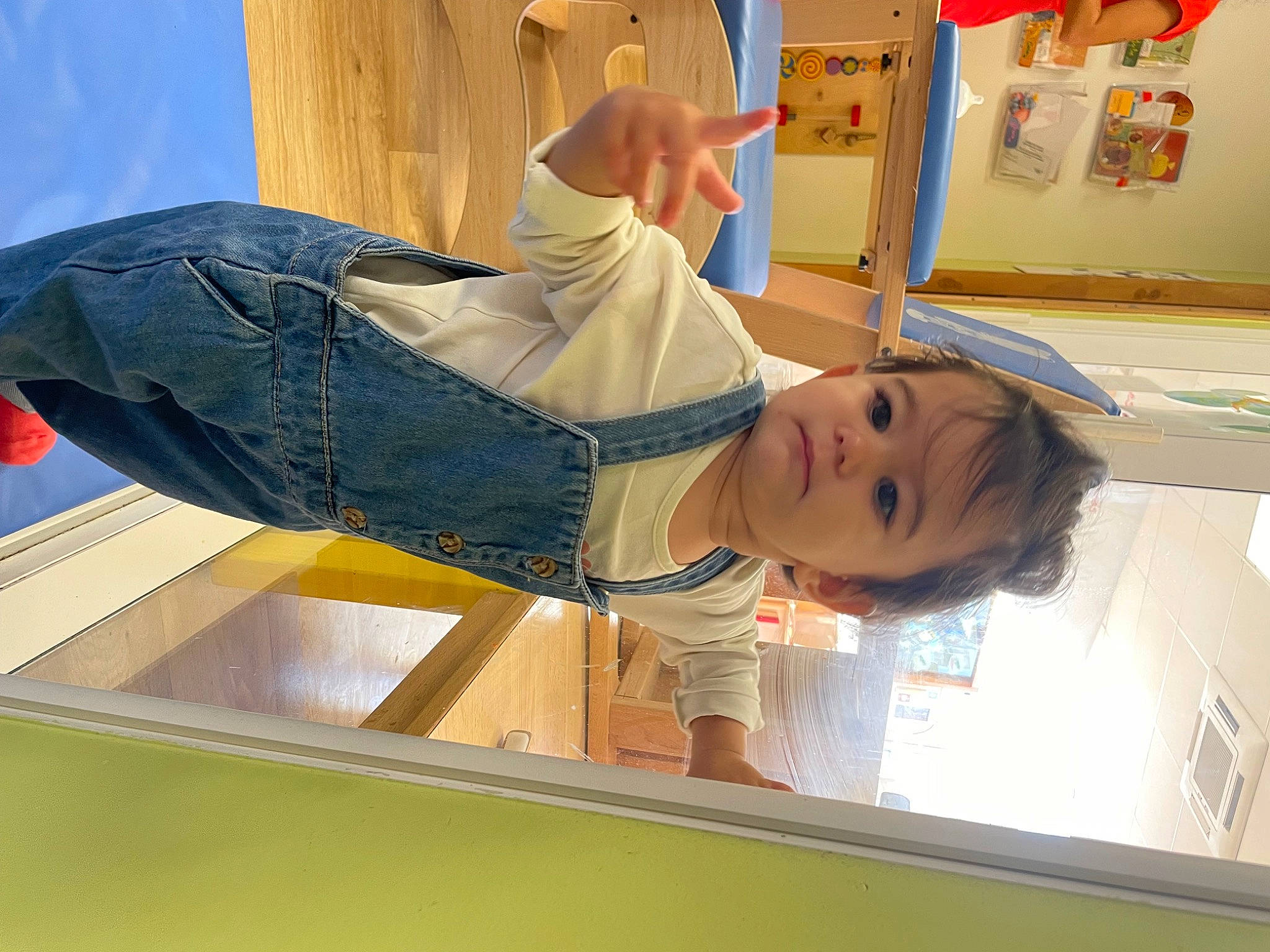 Elvira participe au concours pour gagner de l'argent avec cette photo : child, comfort, elbow, fun, happy, leisure, person, room, t_shirt, toddler, window, wood