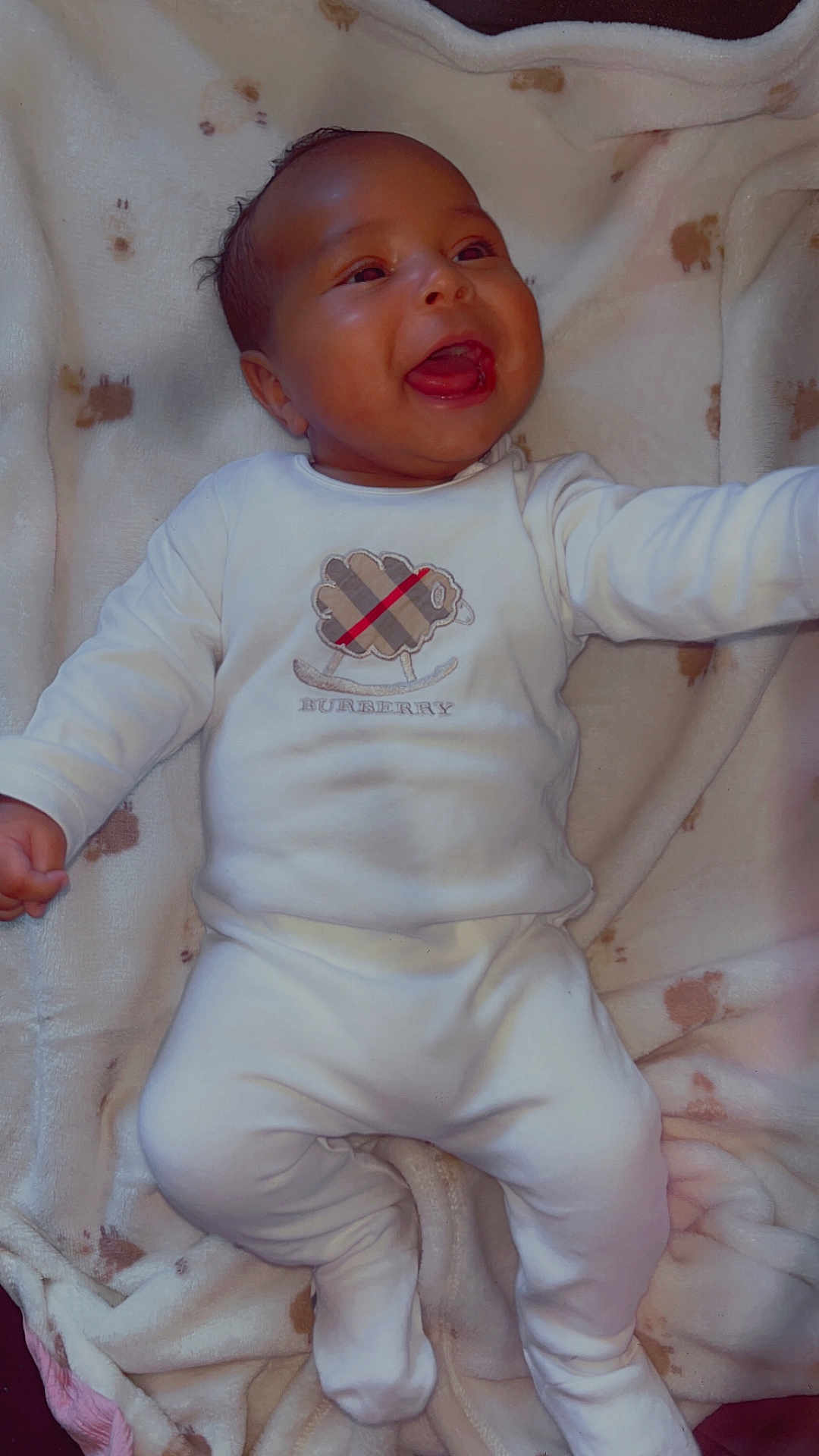 Marley a rejoint le concours — aidez-le/la à gagner de superbes lots ! baby, infant, smiling, happy, pajamas, blanket, lying_down, cute, child, face, clothing, cozy, pattern, soft, arms, small_hands, indoors, portrait, closeup, joyful