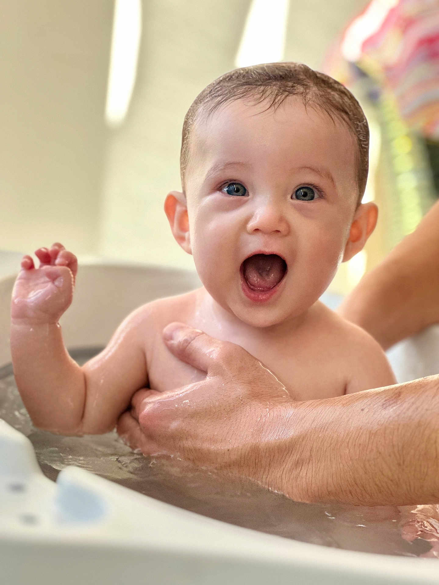 Mattéo participe au concours pour gagner de l'argent avec cette photo : baby, infant, bathtub, bath, water, hand, adult_hand, smile, open_mouth, eyes, wet_hair, cheeks, skin, indoor, portrait, closeup, happy, playful, parental_care, supporting_hand