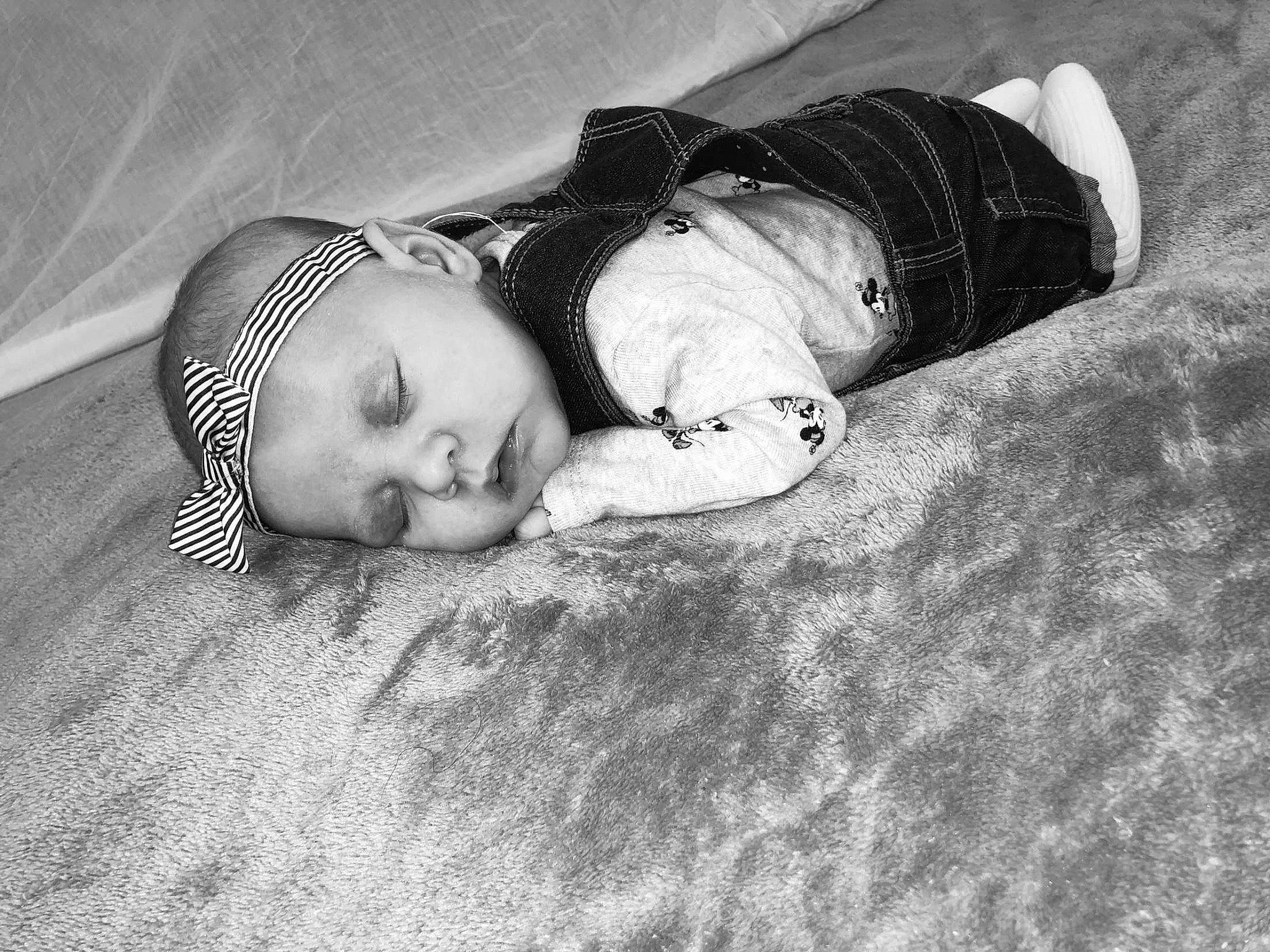 Joulyana participe au concours pour gagner de l'argent avec cette photo : baby, black, black_and_white, child, eye, floor, flooring, monochrome, monochrome_photography, nap, person, photograph, photography, skin, sleep, style, toddler, white