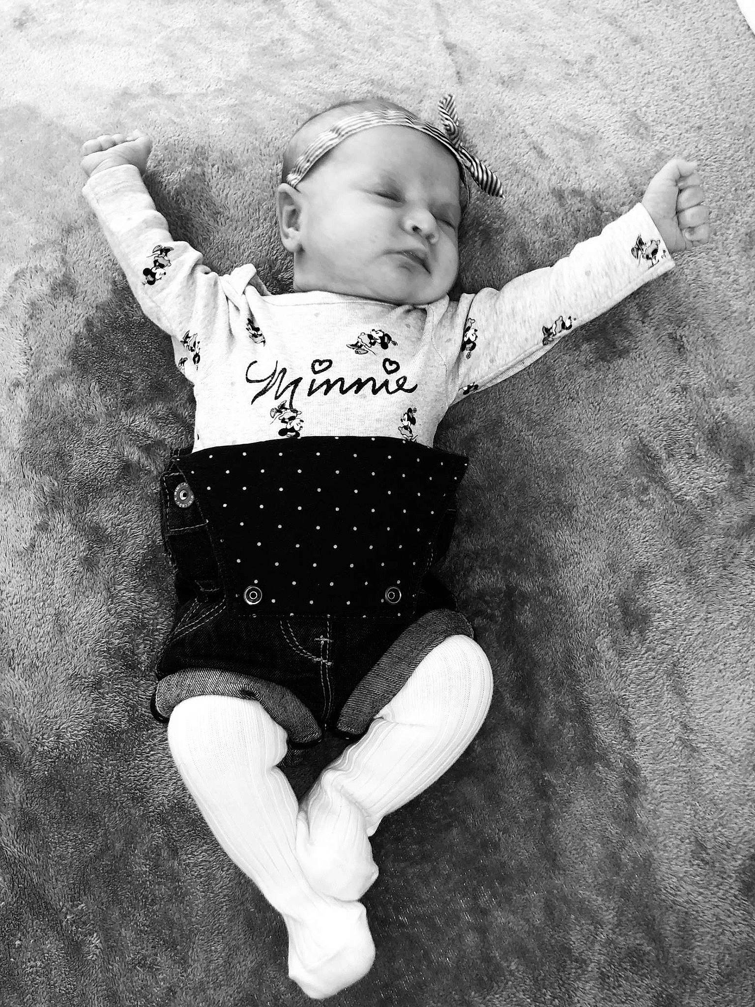 Joulyana a rejoint le concours — aidez-le/la à gagner de superbes lots ! arm, baby, black, black_and_white, child, fun, happy, leg, monochrome, monochrome_photography, people, person, photo_shoot, photograph, photography, smile, snapshot, standing, style, toddler