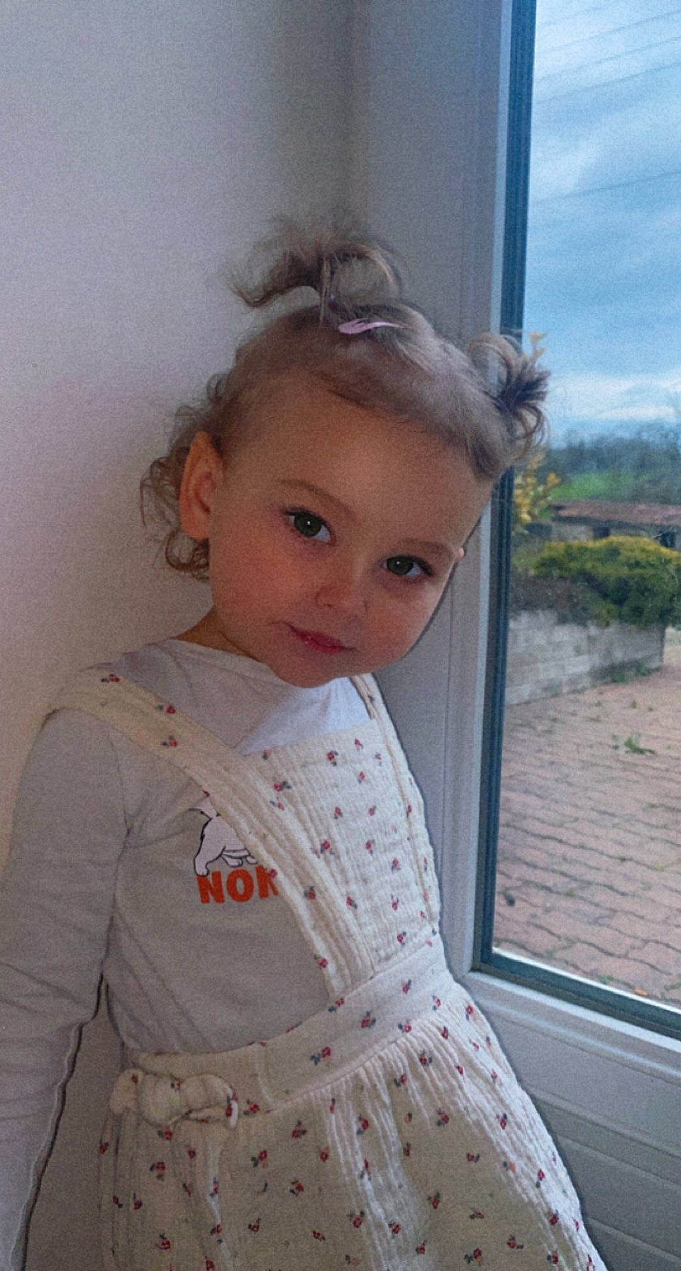 Joulyana a rejoint le concours — aidez-le/la à gagner de superbes lots ! baby_toddler_clothing, blond, child, clothing, day_dress, dress, fashion_accessory, lip, outerwear, pattern, person, plant, shoulder, skin, sky, sleeve, toddler, tree, vintage_clothing, white