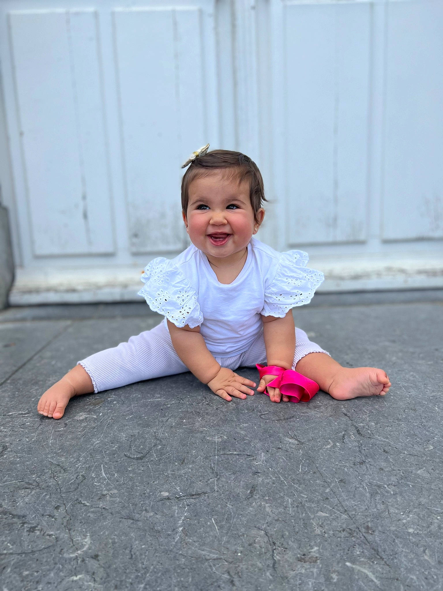Amalya participe au concours pour gagner de l'argent avec cette photo : asphalt, baby_toddler_clothing, child, door, flooring, foot, fun, grass, happy, human_leg, joy, leisure, magenta, person, pink, recreation, road_surface, shorts, sitting, smile