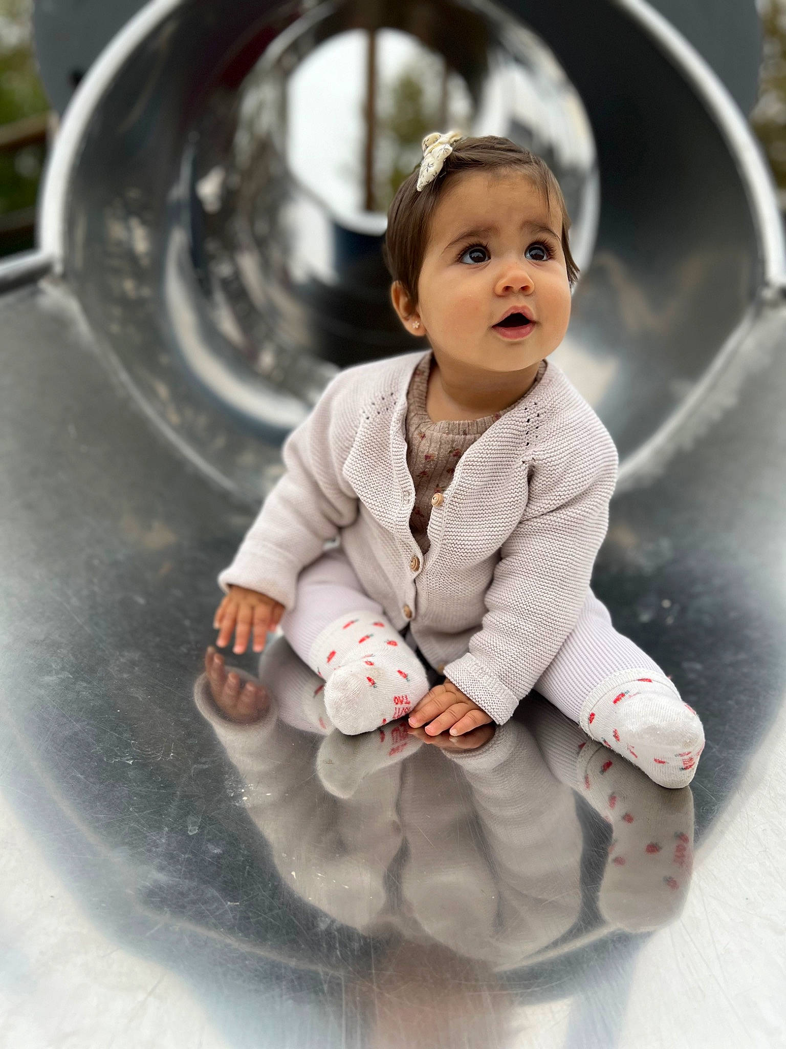 Amalya a rejoint le concours — aidez-le/la à gagner de superbes lots ! automotive_tire, automotive_wheel_system, baby, baby_toddler_clothing, child, circle, city, flash_photography, fun, happy, leisure, outdoor_play_equipment, person, play, playground, recreation, sitting, skin, sleeve, smile