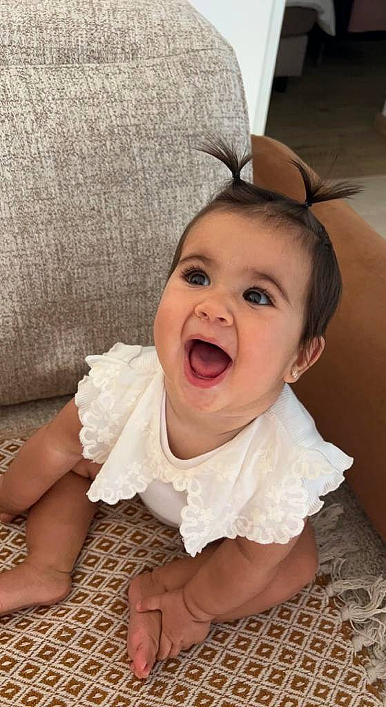 Amalya a rejoint le concours — aidez-le/la à gagner de superbes lots ! baby, baby_toddler_clothing, cheek, child, comfort, event, facial_expression, fashion_accessory, flooring, fun, gesture, hair_accessory, happy, headgear, laugh, linens, person, skin, sleeve, smile