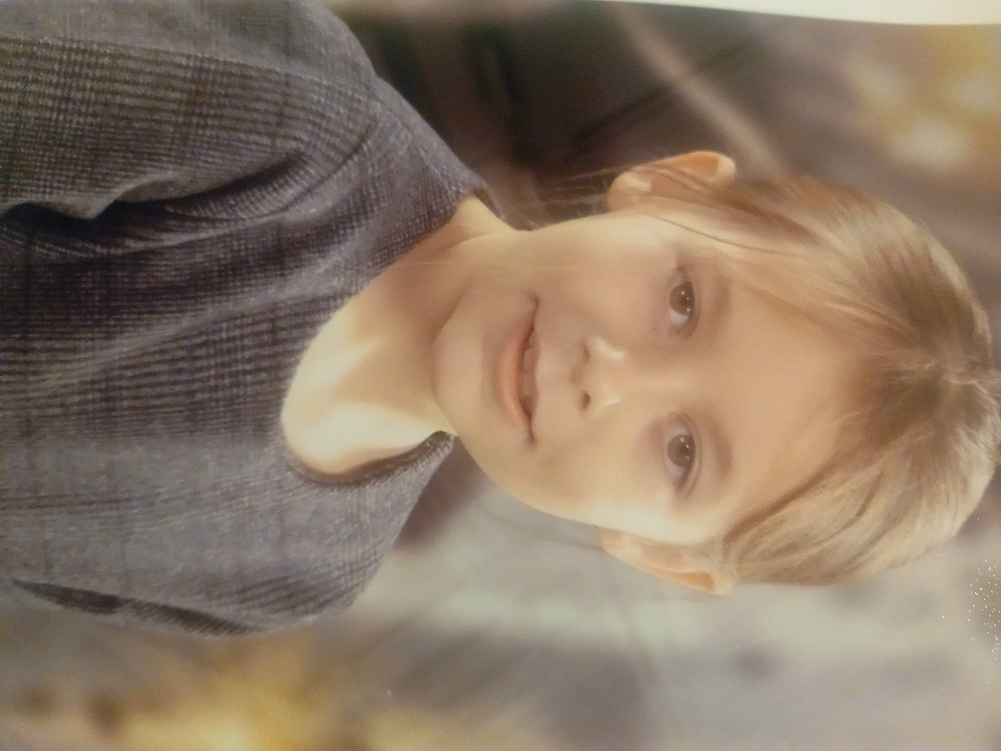 Emilia participe au concours pour gagner de l'argent avec cette photo : child, eyelash, flash_photography, grass, happy, joy, laugh, lip, nose, people_in_nature, person, portrait, portrait_photography, skin, sleeve, smile, toddler, tree, wood