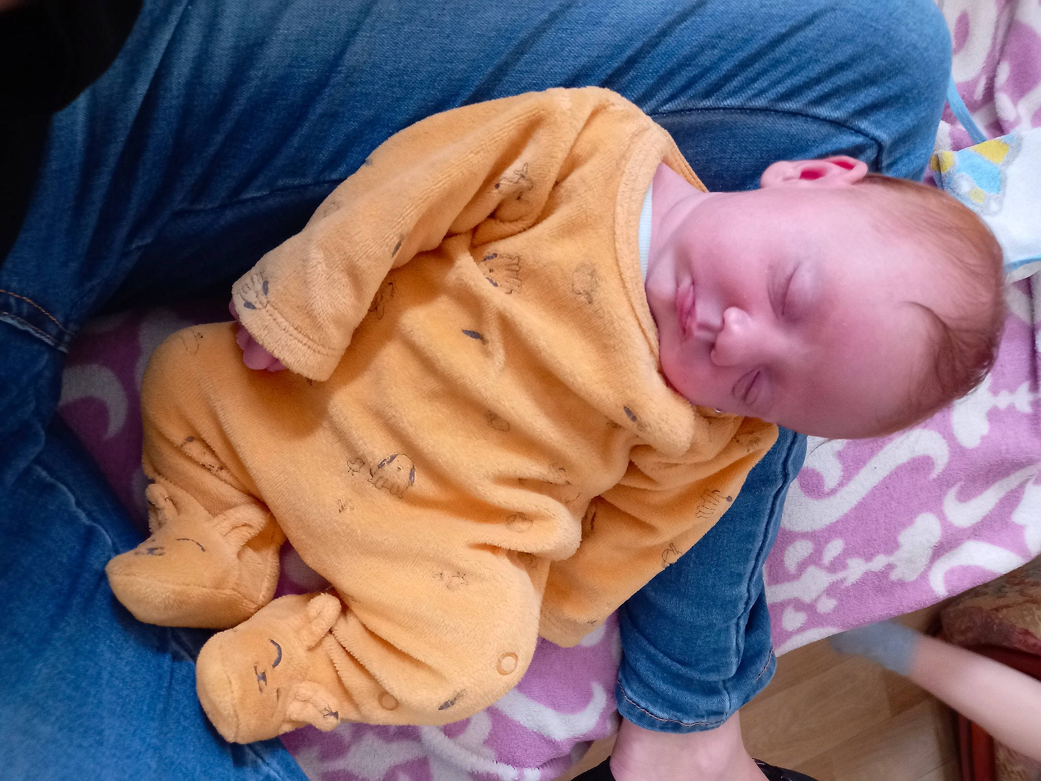 Lya a rejoint le concours — aidez-le/la à gagner de superbes lots ! baby, baby_products, baby_toddler_clothing, cheek, child, comfort, finger, flooring, foot, fun, grass, nap, person, portrait_photography, sitting, sleep, sleeve, thumb, toddler, wood