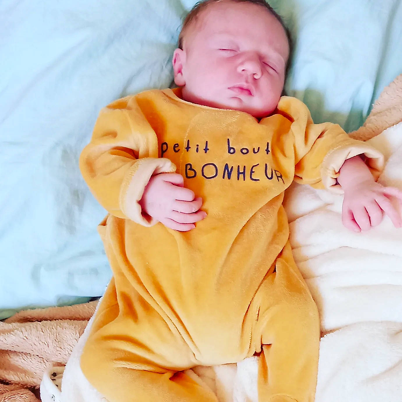 Lya participe au concours pour gagner de l'argent avec cette photo : baby, baby_products, baby_sleeping, baby_toddler_clothing, cheek, child, comfort, finger, font, gesture, happy, human_body, linens, orange, peach, person, pink, skin, sleeve, thumb