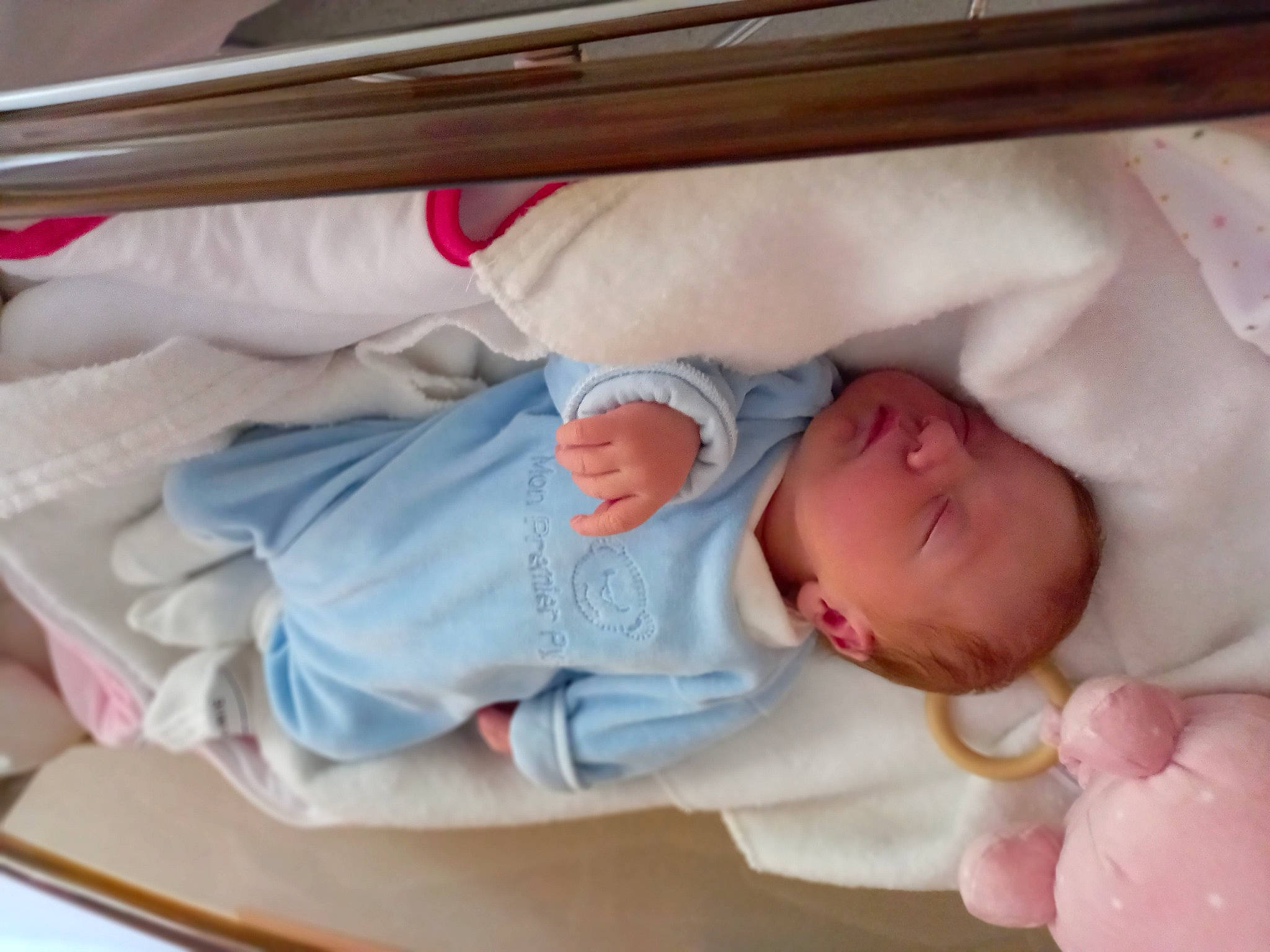 Lya participe au concours pour gagner de l'argent avec cette photo : baby, baby_products, baby_safety, baby_sleeping, baby_toddler_clothing, bed, bedding, bedtime, child, comfort, human_body, infant_bed, linens, nap, person, product, room, sleep, textile, thumb