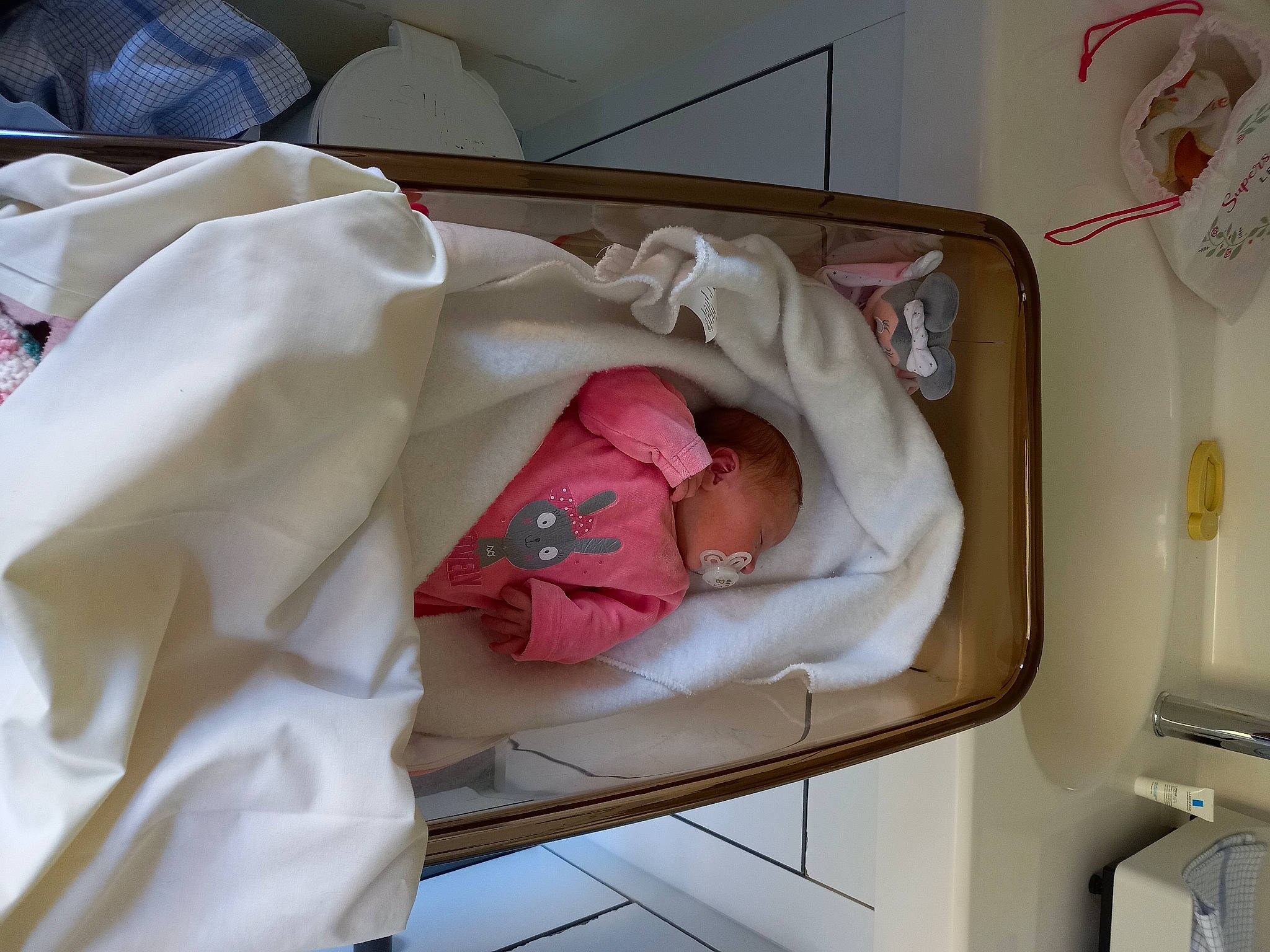 Lya participe au concours pour gagner de l'argent avec cette photo : baby, baby_products, baby_safety, baby_sleeping, baby_toddler_clothing, child, comfort, hospital, infant_bed, linens, peach, pediatrics, person, product, room, service, sleeve, toddler