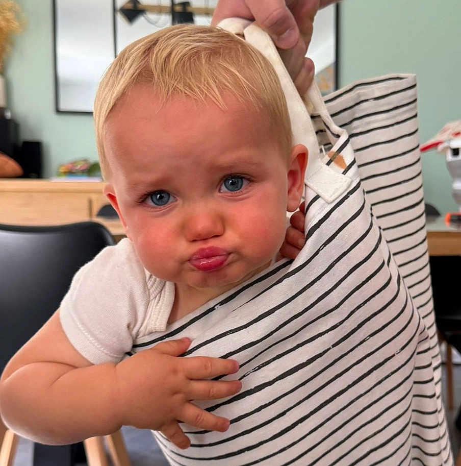 Loan a rejoint le concours — aidez-le/la à gagner de superbes lots ! toddler, child, baby, face, blue_eyes, pout, hand, striped_bag, bag, white_shirt, indoor, furniture, chair, table, home, person, expression, cute, portrait, holding