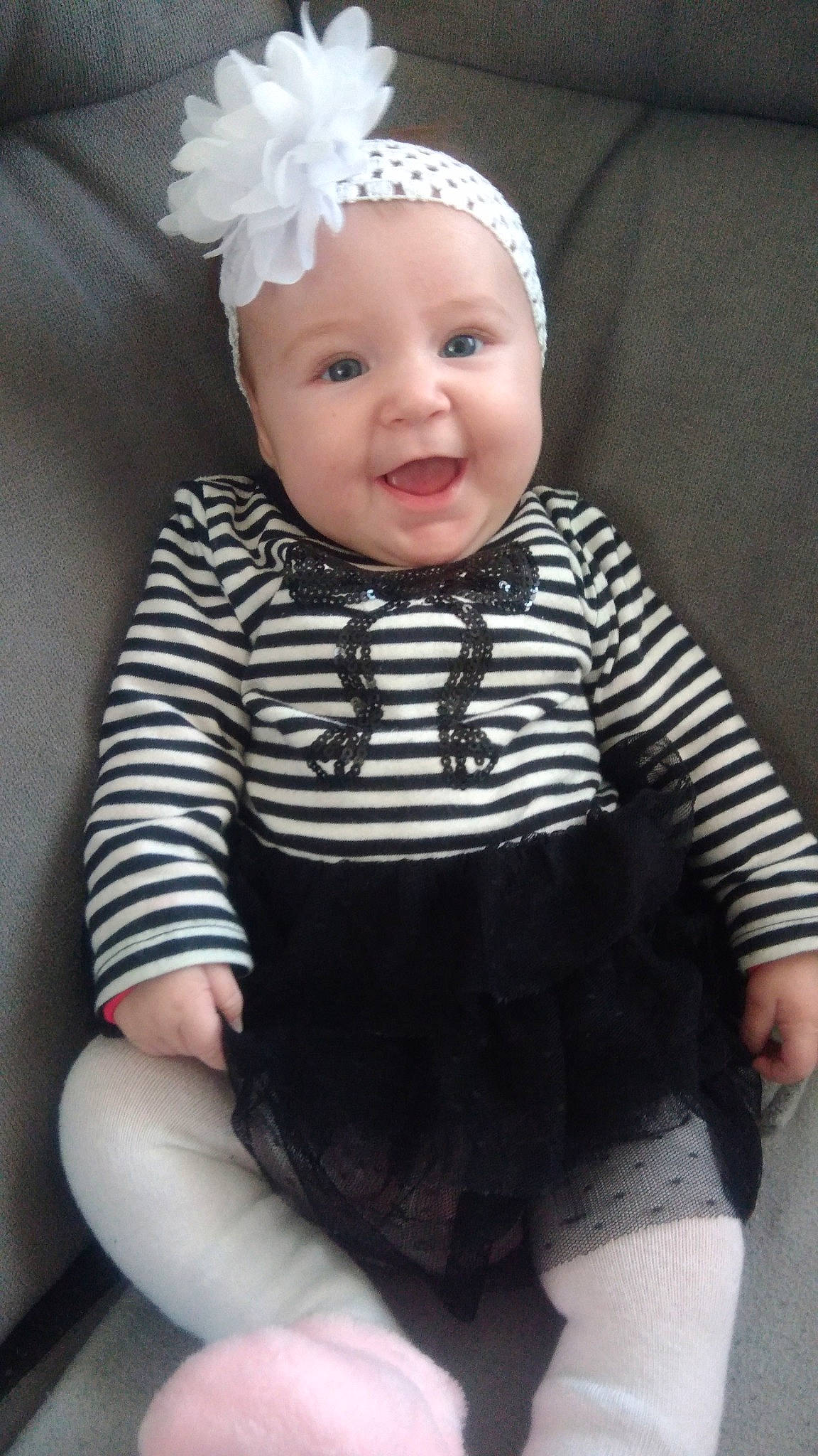 Leila a rejoint le concours — aidez-le/la à gagner de superbes lots ! child, day, girl, hair_accessory, headband, headgear, headpiece, infant, iris, material, person, product, skin, smile, textile, toddler, white