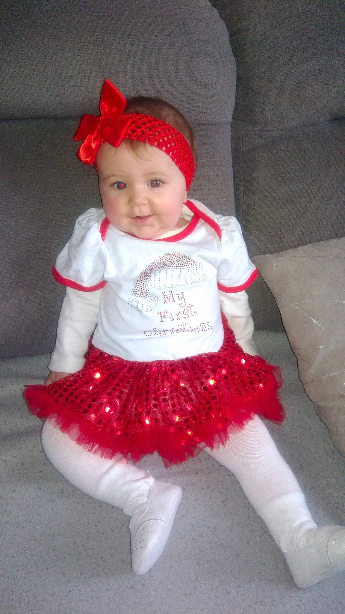 Leila participe au concours pour gagner de l'argent avec cette photo : child, christmas, costume, dance_dress, fun, girl, hair_accessory, headgear, holiday, infant, material, outerwear, person, product, red, textile, toddler