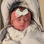Athéna a rejoint le concours — aidez-le/la à gagner de superbes lots ! baby, blanket, bow, car_seat, close_up, closed_eyes, cozy, face, head_support, headband, infant, newborn, peaceful, pink_headband, plush, portrait, skin, sleeping, soft_fabric, swaddle