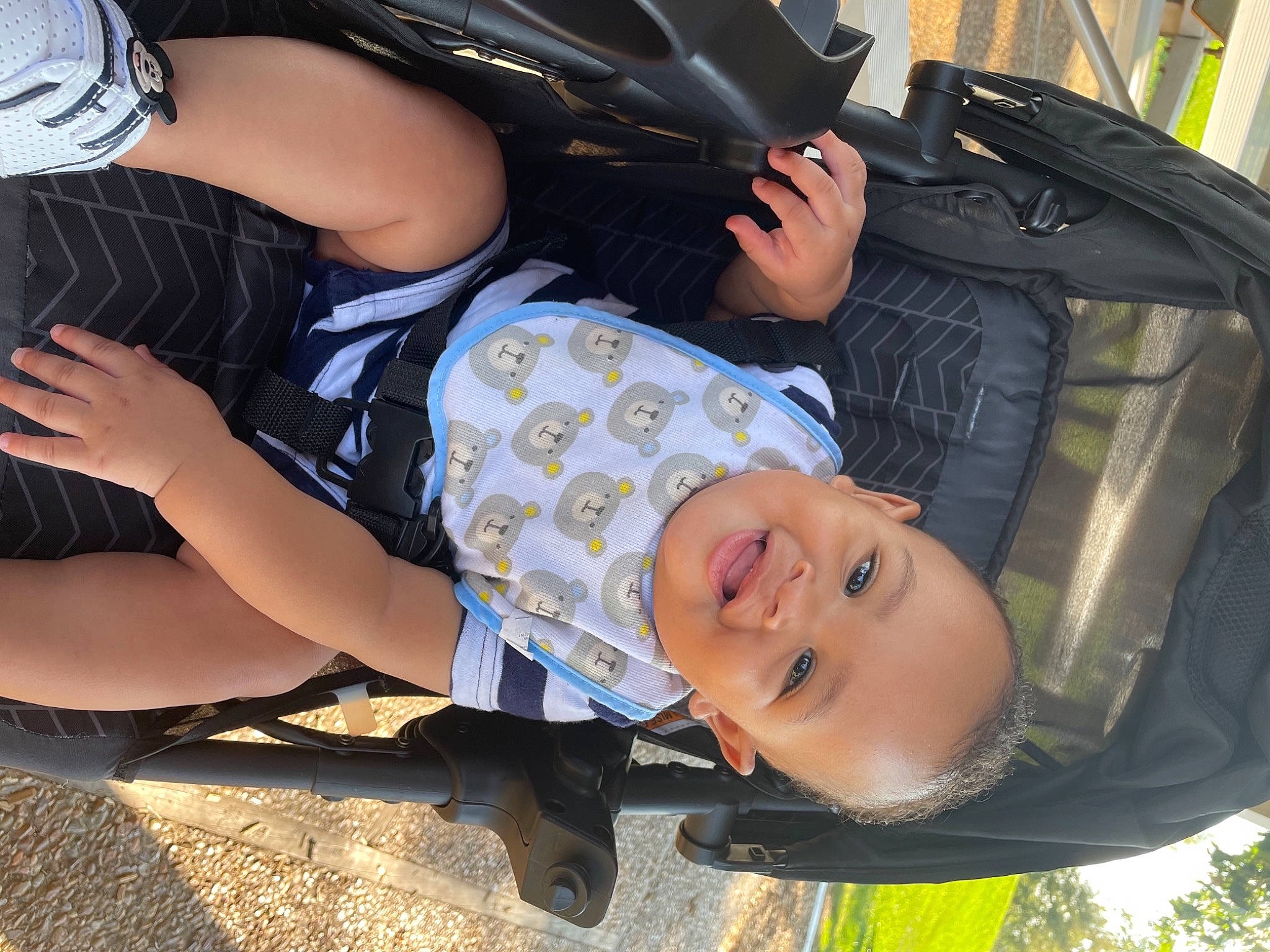 Kian is registered to the contest to win money with this photo: auto_part, backpack, bag, comfort, cool, fun, hairstyle, hand, happy, hat, joint, joy, leisure, luggage_and_bags, mouth, person, plant, smile, sunglasses, thigh