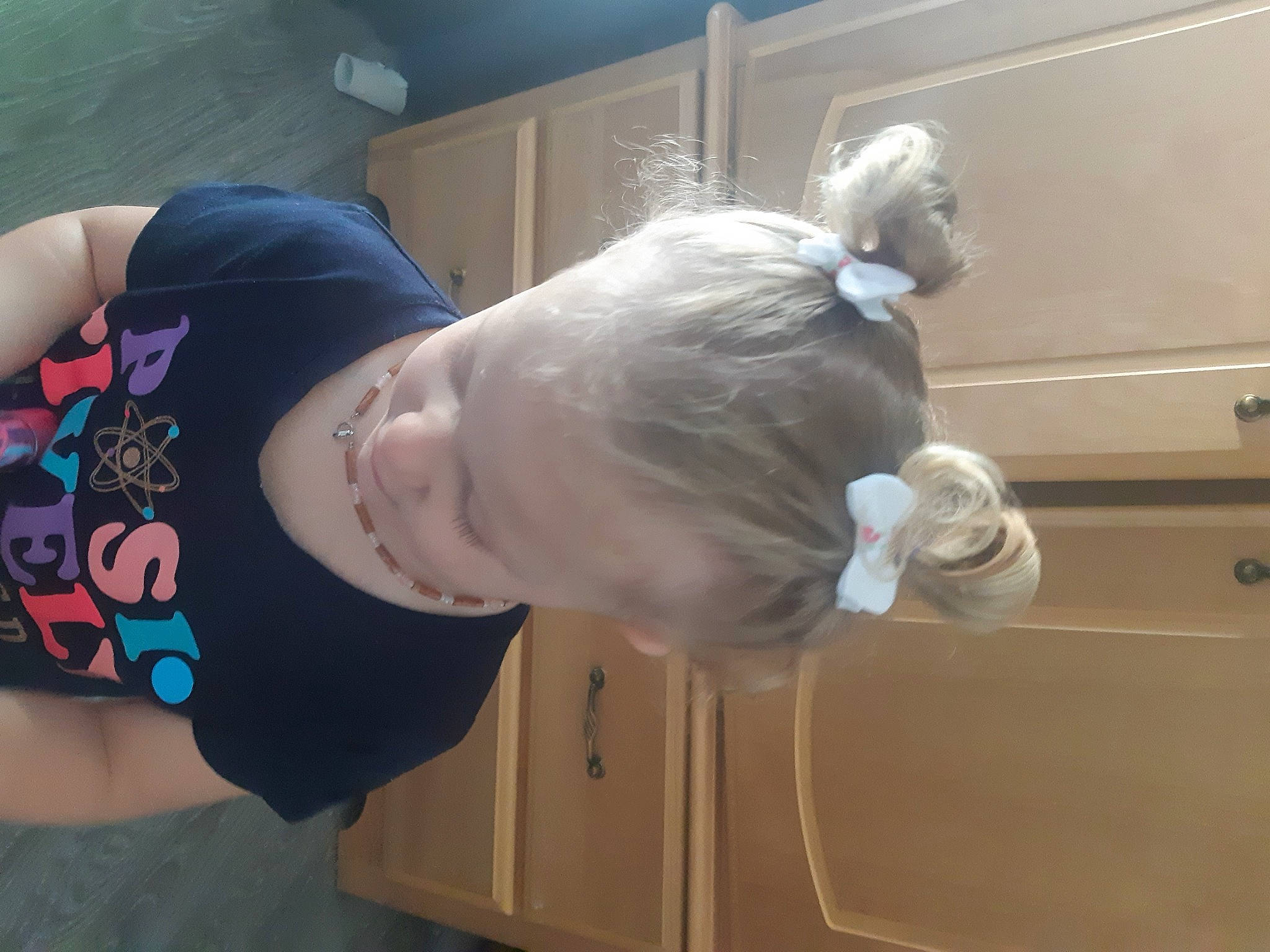 Mylah participe au concours pour gagner de l'argent avec cette photo : abdomen, arm, chest, child, door_handle, dress, elbow, finger, fun, hair, hair_coloring, person, plaster, sleeve, sunglasses, t_shirt, waist, window, wood, wrist