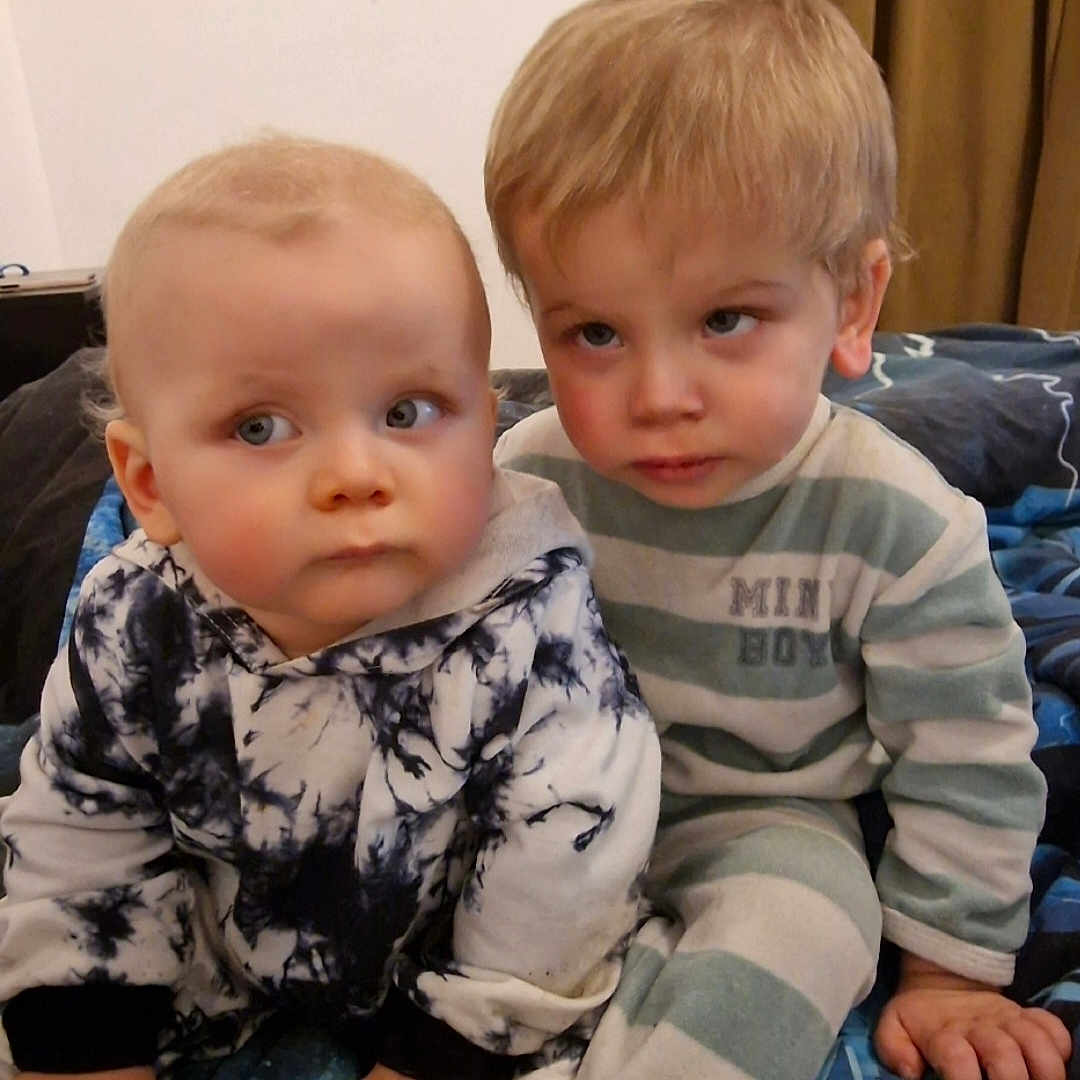 Lorenzo-Kayden participe au concours pour gagner de l'argent avec cette photo : baby, bed, bedroom, boy, child, clothing, couch, cushion, face, furniture, head, homedecor, indoors, male, pants, person, photography, portrait, room, sitting