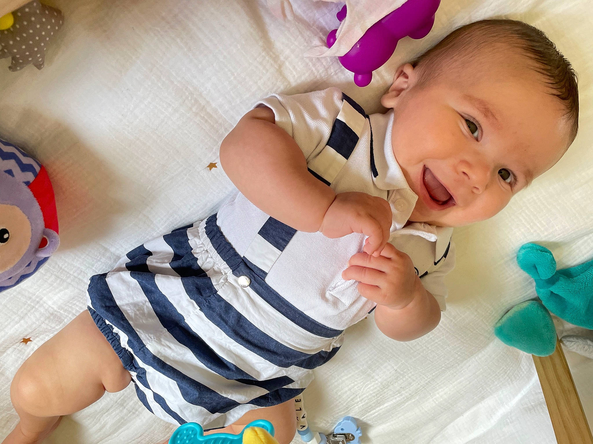 Valentin participe au concours pour gagner de l'argent avec cette photo : baby, baby_toddler_clothing, cheek, child, comfort, finger, fun, happy, nail, pattern, person, play, product, skin, sleeve, smile, t_shirt, thigh, toddler, white