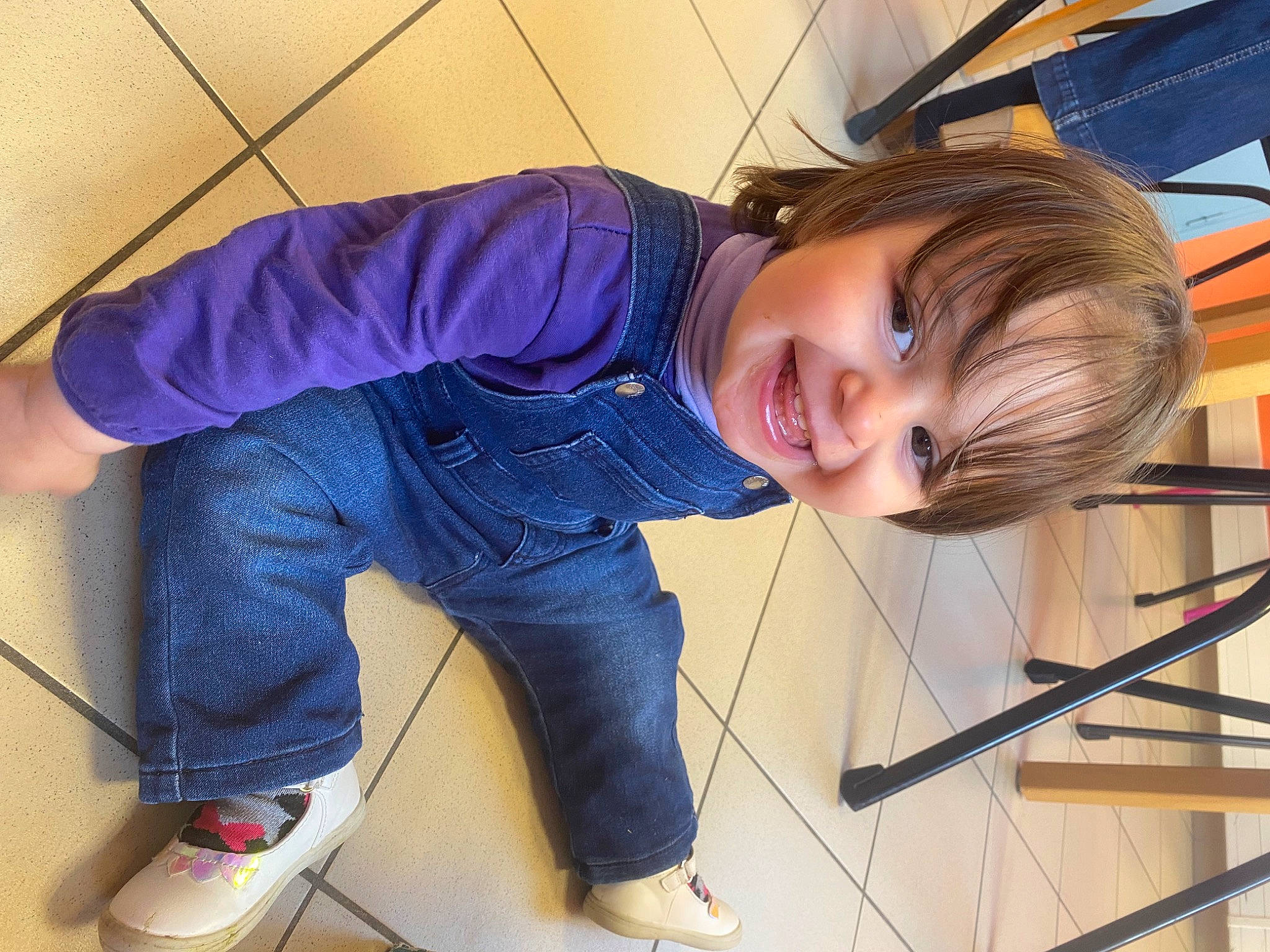 Maÿanna a rejoint le concours — aidez-le/la à gagner de superbes lots ! baby_toddler_clothing, child, clothing, comfort, cool, denim, electric_blue, flooring, fun, happy, human_leg, joy, knee, leg, leisure, person, sitting, smile, sneakers, t_shirt