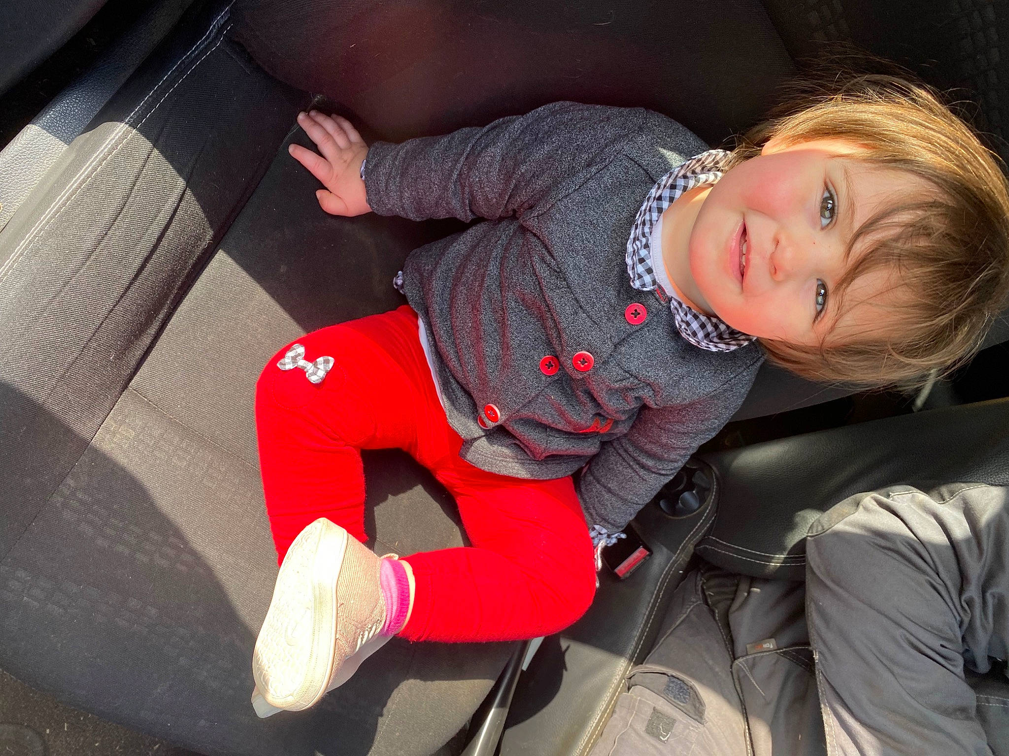 Maÿanna participe au concours pour gagner de l'argent avec cette photo : auto_part, automotive_design, automotive_exterior, automotive_wheel_system, baby, bumper, car, car_seat, car_seat_cover, comfort, flash_photography, fun, joy, lap, leg, motor_vehicle, person, smile, sneakers, toddler