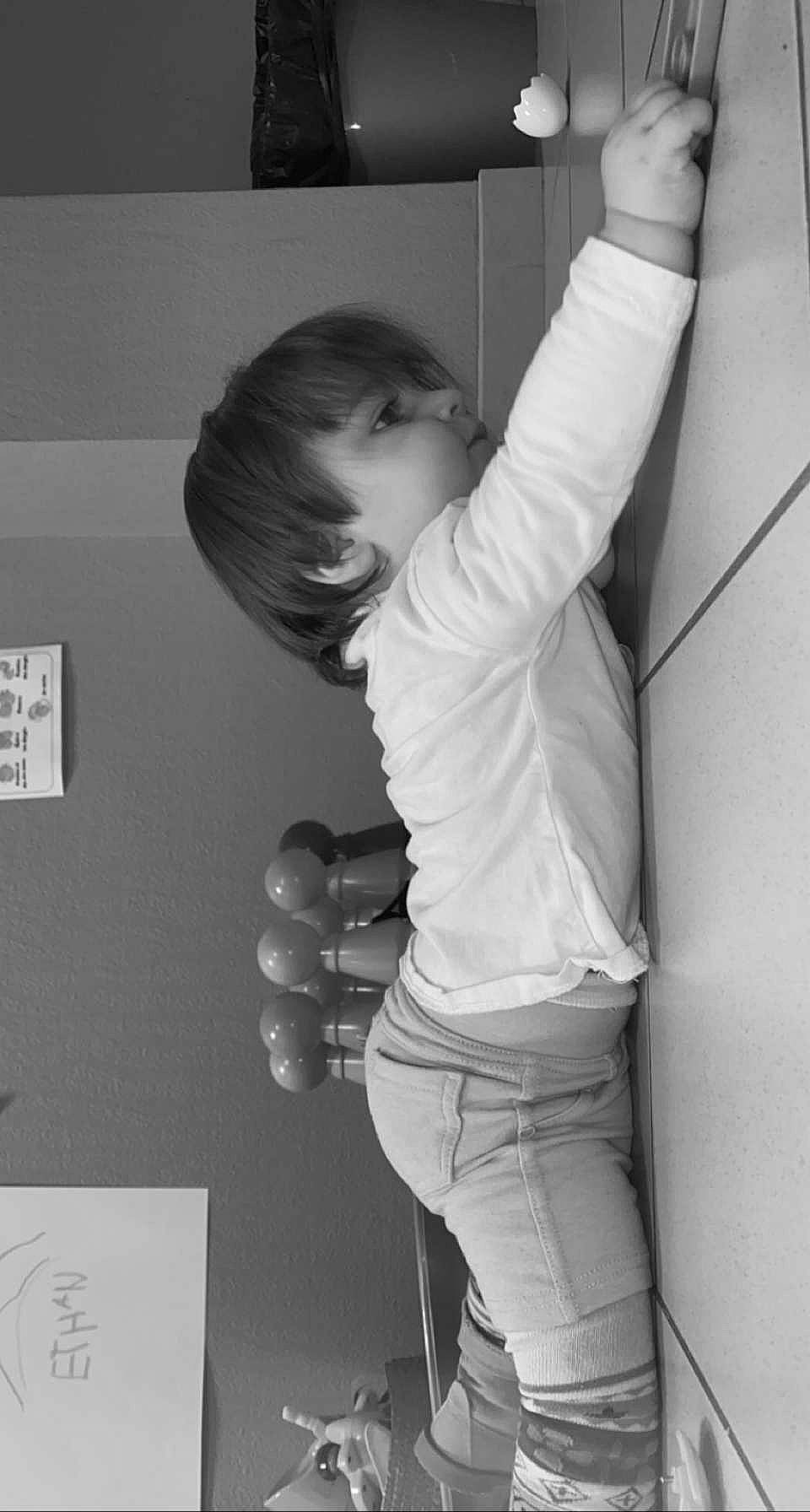 Maÿanna a rejoint le concours — aidez-le/la à gagner de superbes lots ! arm, baby, black, black_and_white, elbow, finger, flash_photography, gesture, human_body, joint, leg, person, photograph, shoulder, sleeve, standing, style, thumb, toddler, waist