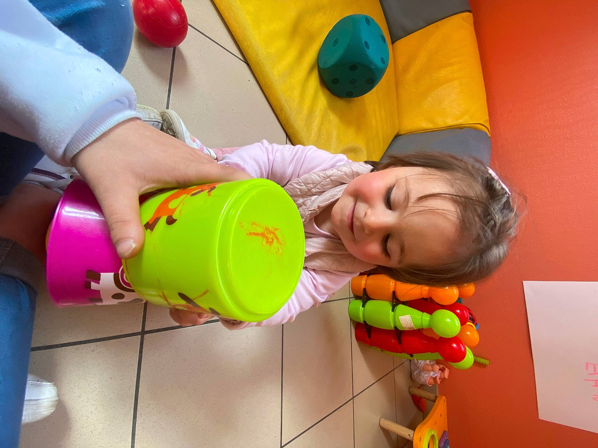 Maÿanna a rejoint le concours — aidez-le/la à gagner de superbes lots ! baby_playing_with_toys, baby_products, baby_toys, bottle, child, event, fun, happy, joy, leisure, party, party_supply, person, plastic_bottle, play, red, room, smile, toddler, toy