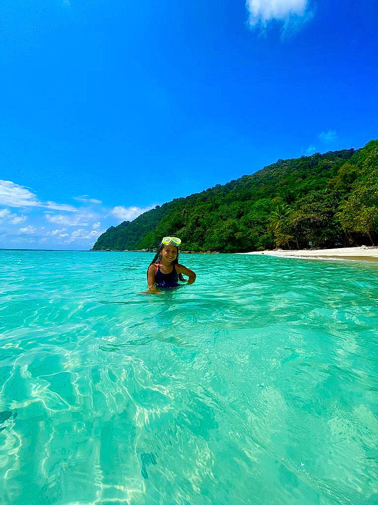 Ambre Nesrine participe au concours pour gagner de l'argent avec cette photo : caribbean, cloud, coast, cumulus, fun, headwear, holiday, horizon, island, joy, landscape, leisure, natural_landscape, ocean, person, recreation, sky, travel, tree, tropics