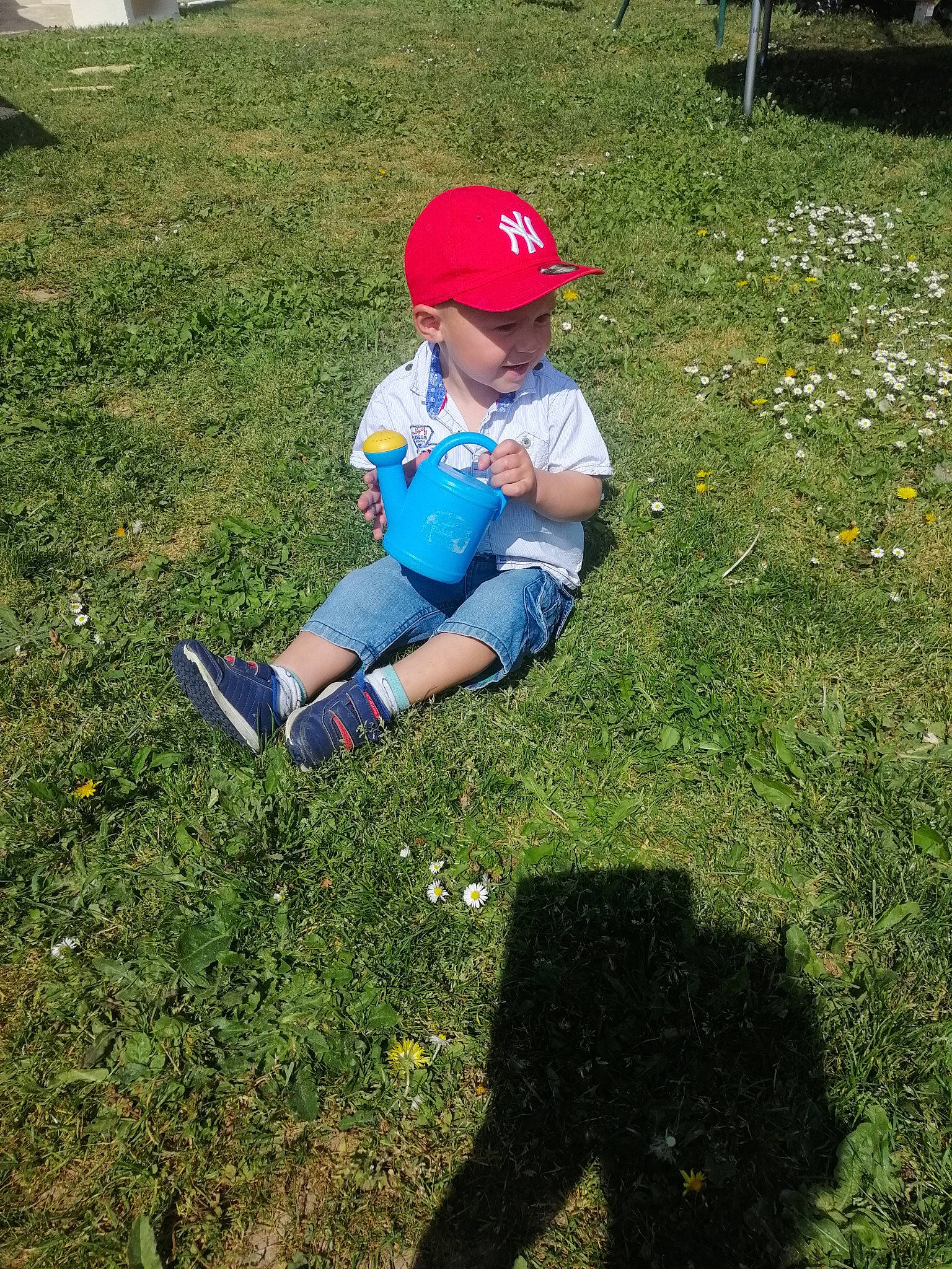 Ivan a rejoint le concours — aidez-le/la à gagner de superbes lots ! child, grass, headwear, lawn, person, plant, play, soil, toddler