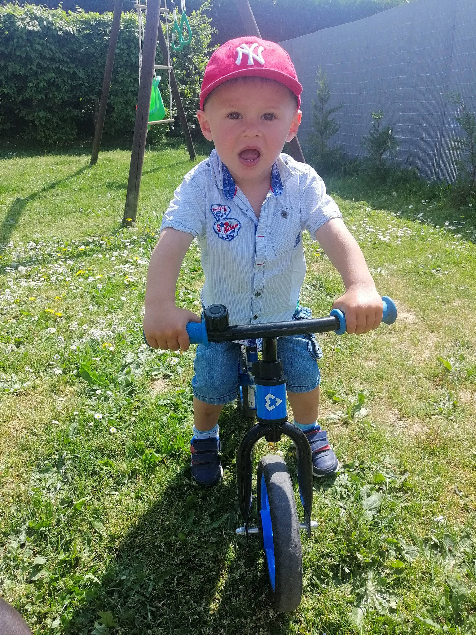 Ivan participe au concours pour gagner de l'argent avec cette photo : bicycle, bicycle_accessory, bicycle_wheel, bicycles_equipment_and_supplies, child, cycling, grass, headwear, person, recreation, sports_equipment, surprise, toddler, vehicle, wheel