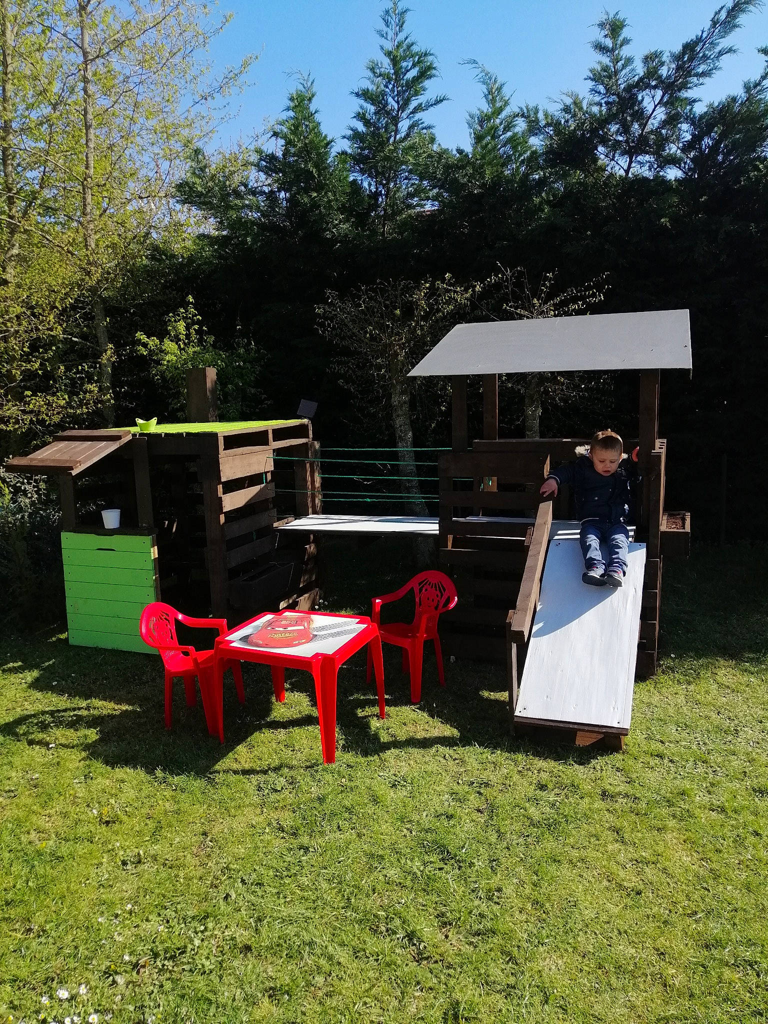 Ivan participe au concours pour gagner de l'argent avec cette photo : backyard, furniture, games, garden, grass, house, lawn, leisure, person, picnic_table, plant, recreation, table, tree, yard