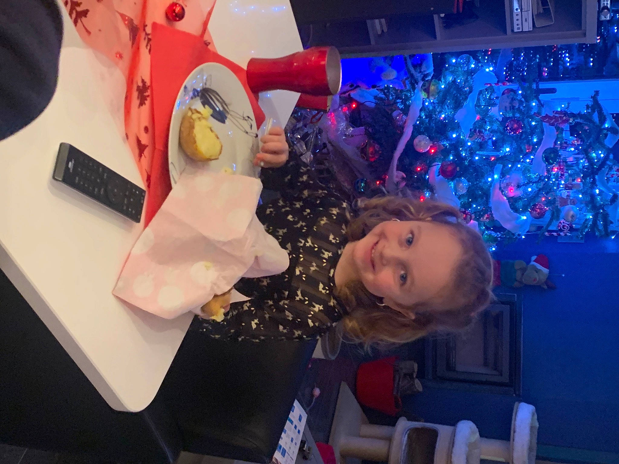 Léna a rejoint le concours — aidez-le/la à gagner de superbes lots ! carmine, child, christmas, christmas_decoration, christmas_lights, christmas_ornament, electric_blue, entertainment, event, fun, holiday, joy, leisure, magenta, ornament, person, room, space, stuffed_toy, toddler