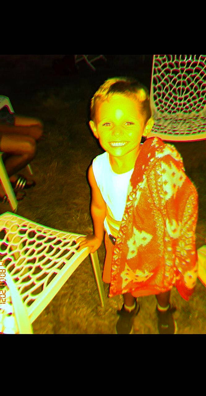 Illan participe au concours pour gagner de l'argent avec cette photo : adaptation, chair, child, design, entertainment, event, fashion_design, fun, grass, happy, human, joy, leisure, pattern, person, room, sitting, smile, t_shirt, tints_and_shades