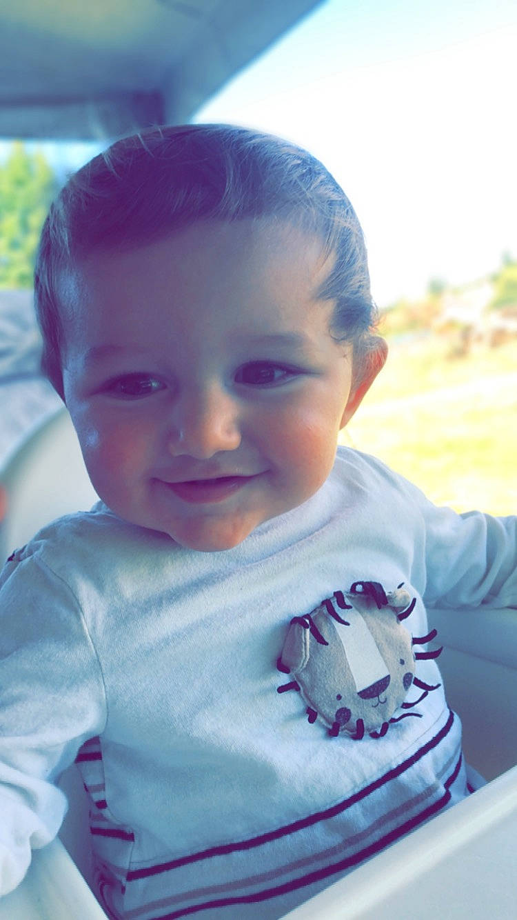 Maylone participe au concours pour gagner de l'argent avec cette photo : baby, baby_toddler_clothing, cheek, chin, cool, face, finger, forehead, grass, hairstyle, happy, human_body, iris, joy, lip, mouth, nose, person, skin, sleeve